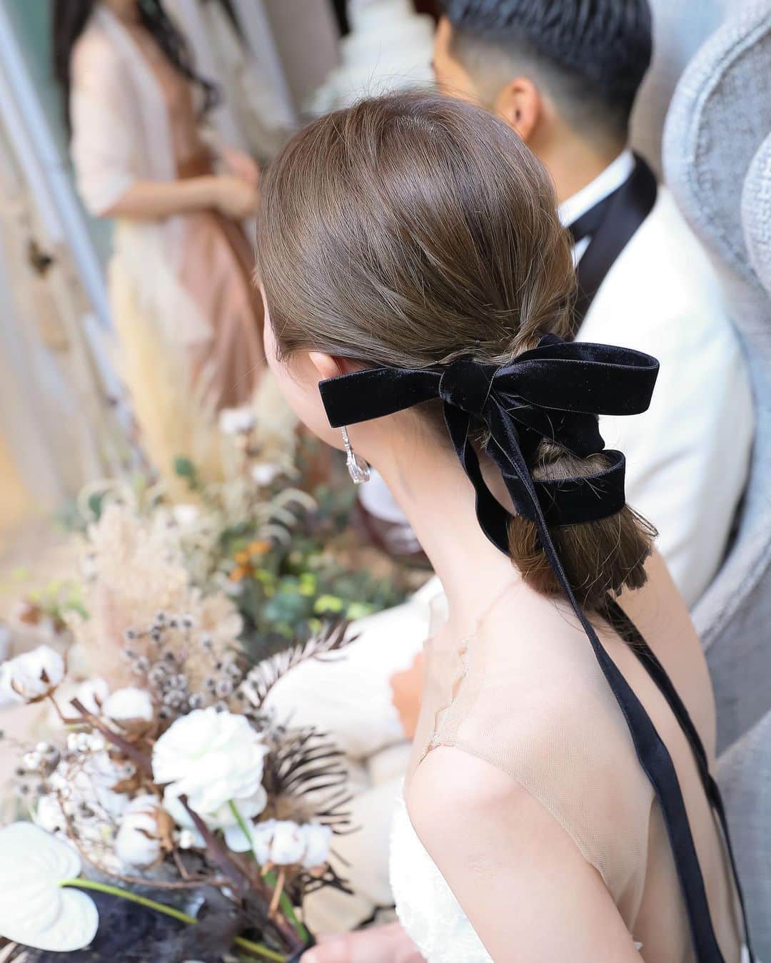 國保美貴のインスタグラム：「またいきなりの結婚式レポ。笑 . . 挙式・披露宴ヘアはタイトシニヨンで✨ 披露宴の時にはブラックのベロアリボンを...🖤 サムシングブルーならぬ、サムシングブラックという言葉が最近はあるみたい！ . . ヘアスタイルがシンプルなので、イアリングが映えてかわいい💗 当日はマツエクしてます👀  #結婚式 #結婚式ヘア #結婚式準備 #ウェディング #ウェディングドレス #チャペル #チャペル #チャペル #チャペル #wedding #weddings #weddingdress #weddingday #weddinghair #weddingparty #weddingphoto  #プレ花嫁 #卒花嫁 #卒花嫁レポ #卒花レポ #結婚式レポ　#ウェディングレポ #東京花嫁 #青山迎賓館  #ブライダルヘア　#ヘアアレンジ　#ヘアセット　#ヘアメイク　#ヘアスタイル　#ウェディングヘア　#花嫁ヘア　#花嫁メイク」
