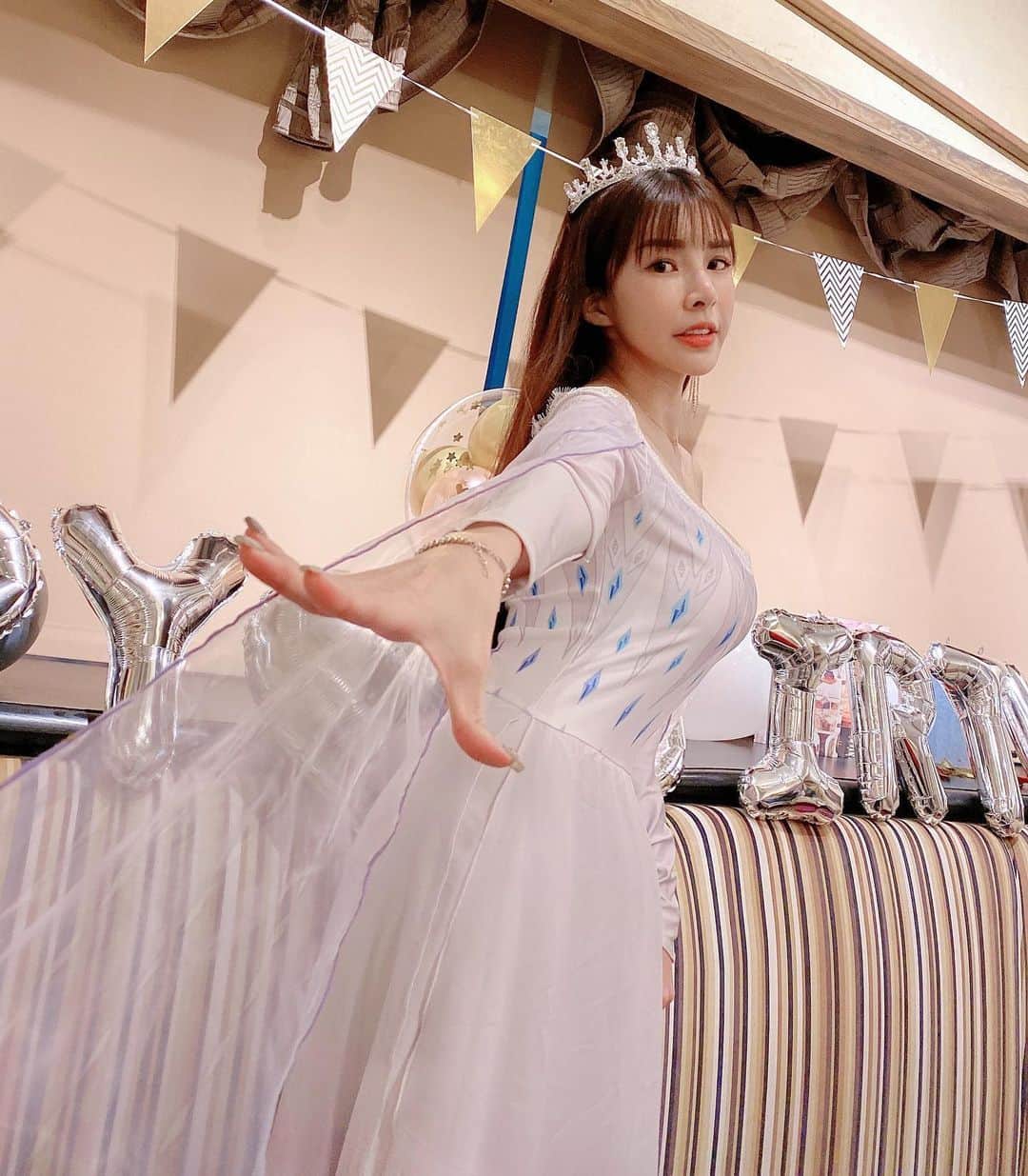蘇心甯さんのインスタグラム写真 - (蘇心甯Instagram)「艾莎系列 今年生日的主題是迪士尼公主主題 我把美麗的公主角色留給我心愛的好友們 希望她們像公主👸🏻一樣幸福快樂 我沒公主命但喜歡做自己的女王所以扮演艾莎 本來還有買假髮但實在是太無法駕馭金髮了 最後一張照片有金髮照哈哈哈  我是個很在乎朋友的人也覺得收禮物很拍謝 所以幫大家準備女孩必備的好朋友們 就是 @uglyzoo_official 我超愛用的衛生棉 還有 @charlene_an517 家好用的seegreen面膜 還有 @bloomballoontw 的永生花生日熱氣球 我還要來謝謝 @paul_taiwan1889 餐廳 提供這麼舒適的包廂環境讓公主們很開心 還有paul的水果蛋糕🎂真的是超級好吃的  也謝謝姐妹們願意為我打扮還破費送禮物 謝謝妳們每個真心愛我的大家☺️☺️☺️」6月24日 19時11分 - lalababy625