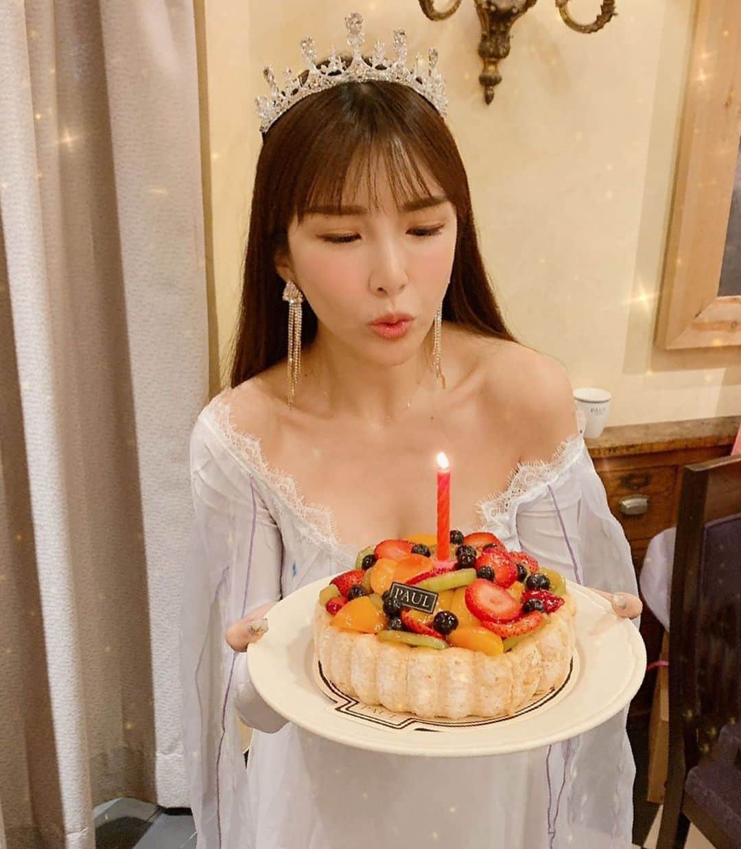 蘇心甯さんのインスタグラム写真 - (蘇心甯Instagram)「艾莎系列 今年生日的主題是迪士尼公主主題 我把美麗的公主角色留給我心愛的好友們 希望她們像公主👸🏻一樣幸福快樂 我沒公主命但喜歡做自己的女王所以扮演艾莎 本來還有買假髮但實在是太無法駕馭金髮了 最後一張照片有金髮照哈哈哈  我是個很在乎朋友的人也覺得收禮物很拍謝 所以幫大家準備女孩必備的好朋友們 就是 @uglyzoo_official 我超愛用的衛生棉 還有 @charlene_an517 家好用的seegreen面膜 還有 @bloomballoontw 的永生花生日熱氣球 我還要來謝謝 @paul_taiwan1889 餐廳 提供這麼舒適的包廂環境讓公主們很開心 還有paul的水果蛋糕🎂真的是超級好吃的  也謝謝姐妹們願意為我打扮還破費送禮物 謝謝妳們每個真心愛我的大家☺️☺️☺️」6月24日 19時11分 - lalababy625