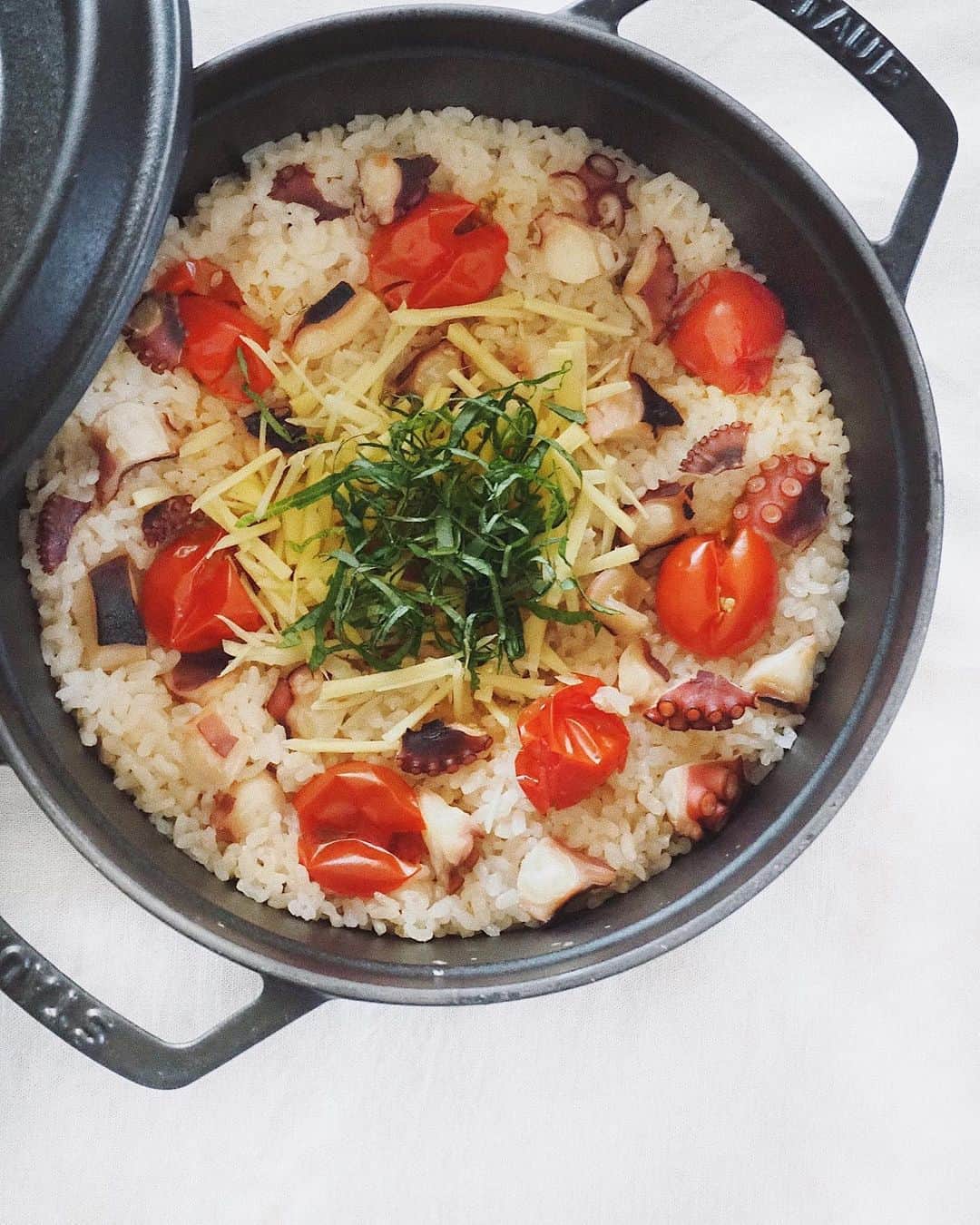 猪鼻ちひろのインスタグラム：「🐙🍚🍅﻿ タコとミニトマトの和風炊き込みご飯が美味しくできた！混ぜて炊くだけ〜！トマトから少し水分が出るので水は気持ち少なめで。﻿ レシピは☟こんな感じだったけど、薄かったら食べるときにお塩パラパラorお醤油ちょっとだけ追加すればよし。﻿ ﻿ 生姜と大葉、味がギュッと引き締まってほんと美味しい〜。﻿ ﻿ 生姜を切ってるときに、甥っ子と毎日のテレビ電話してたら、いつもの "エアーあ〜ん" をしてたんだけど(画面越してくれたとき優しくて可愛いくて泣けたよ！)﻿ ﻿ 「とろっしてて美味しい」だって😂🧡﻿ 生姜の千切りなんだけどな🙄﻿ (3〜は最新の♡会いに行ったらハンナと甥っ子にモテモテのわたし。唐揚げにレモンかけてて笑った。遊ぶぞー！) ﻿ 【2合分】﻿ 白米	2合﻿ タコ	150g﻿ ミニトマト 7個(何個でもいいけど)﻿ 白だし 大さじ5﻿ 粉末だしの素　小さじ1﻿ みりん 大さじ1﻿ お塩 ひとつまみ﻿ お醤油 大さじ1﻿ お酒 大さじ1﻿ 【炊いた後に】﻿ 生姜	1片(千切り)﻿ 大葉	３枚(育てた♡)﻿ ﻿ です！トマト無くても美味しいんだけど、なんか入れたくなった🍅﻿ 余ったので小分けにして冷凍したよ！﻿ ﻿ #タコとトマトの炊き込みご飯﻿ #簡単レシピ #炊き込みご飯 #炊き込みご飯レシピ #タコ飯 #ちひろkitchenレシピ #ちひろのごはん #ちひろkitchen #メロオバ日記」
