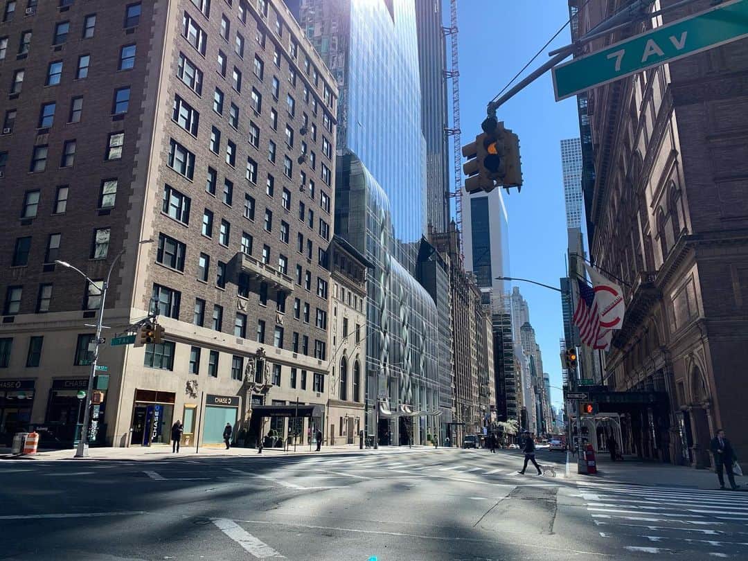 早川茉希さんのインスタグラム写真 - (早川茉希Instagram)「empty NYC under quarantine🗽  レストランや美容院が営業再開し 少しずつ活気を取り戻してきている 皆さんのNY投稿を見て嬉しくなる😭✨ ・ スーパーと病院に行く途中で見た景色を記録として📸  非日常の殺風景な街と 綺麗な空の青さの対比が印象的だった。  早くまた、元気な街とお友達に 会いに行けますように…💫 ・ #thankyounyc #walkingnyc #timessquare #broadway #centralpark #bryantpark #quarantine #ニューヨーク #復活 #ニューヨーク生活 #マンハッタン #セントラルパーク #ブライアントパーク #これにてny投稿完 #長かった笑 #iloveny #🗽🍎」6月24日 19時16分 - maki_hayakawa