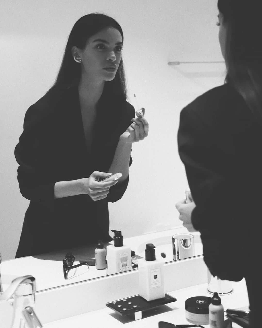 ジョアナ・サンスのインスタグラム：「Hubo una época en la que no me gustaba nada maquillarme... También creo que es porque no sabía como utilizarlo 🤪 Últimamente me llama mucho la atención y estoy empezando a pillarle el truco🧚🏼‍♀️ Me gustaría probar algún maquillaje efecto “húmedo” para fotos de verano... ¿Alguna recomendación? ✍🏼 #makeupideas」