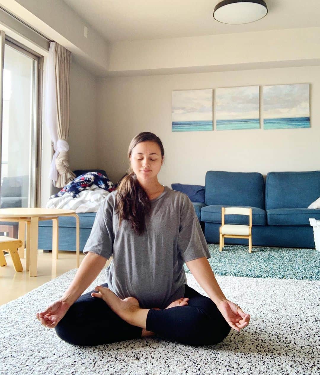 エリナ シルカのインスタグラム：「Starting to get back into yoga 🧘‍♀️ 初期に安静って言われたから状態が回復してもナーバスになって中々運動できなかったけど、 地味〜にマタニティヨガ復活してみました🙏 汗かいたー！」
