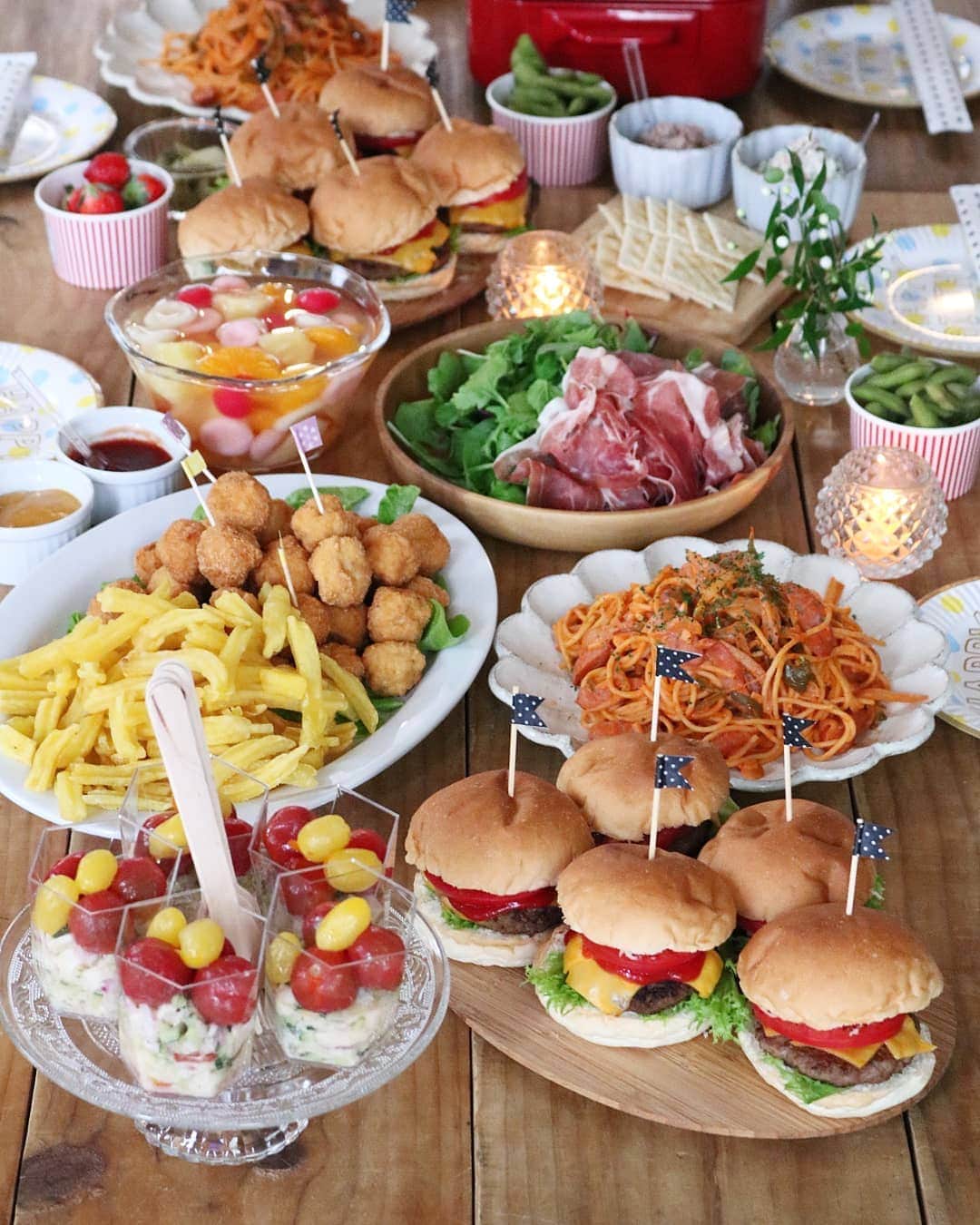 のインスタグラム：「🎂 . . . 先日、むすめの誕生日でした👧 . . リクエストの ナポリタン🍝 豆腐ナゲット ハンバーガー🍔 白玉フルーツポンチなどなど . . ケーキは今年も アイスケーキがいいって🍨✨ #サーティワン . . . . #yunaご飯#丁寧な暮らし#lin_stagrammer#kurashiru#delistagrammer#Japanesefood#ロカリキッチン#デリスタグラマー#クッキングラム#クッキングラムアンバサダー#タベリー#フーディーテーブル#Kissカメラ#iegohanphoto#てづくりごはん365#おうちごはん#おうちごはんlover#ママリクッキング#マカロニメイト#おうちごはん通信#おうちごはん革命#キッチングラム#dinner#パーティーごはん#happybirthday#ハッピーバースデー#🎂#シャキッと夏ごはん#誕生日」