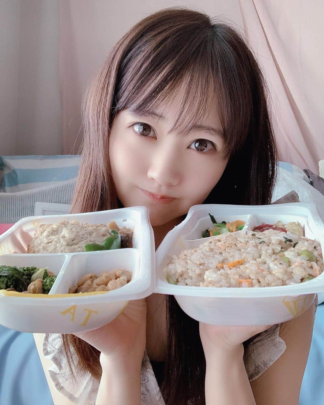 浜田翔子さんのインスタグラム写真 - (浜田翔子Instagram)「私お家いる事が多いから 冷凍ごはん頼んでて最近は、 @fitfood_home  の 一流シェフが手作りした無添加冷凍食品 をたべてる！  私は不規則になりがちなので  女性が特に積極的に摂取したい10種類の栄養素のママミールにしてます。妊婦さんにもいいみたい！  ダイエットミールも気になったけど お米が🍚ママミールは美味しいです😍  カロリーも500kcalくらい！だからコンビニのお弁当辞めてこれにしてます しかもおかずが豊富で嬉しい🥰  今回はハンバーグのたべたよ😍 売り切れしてるし人気🥳  #tavenal #fitfoodhome  招待コード　shokohamada で10%オフ」6月24日 19時23分 - shoko_hamada