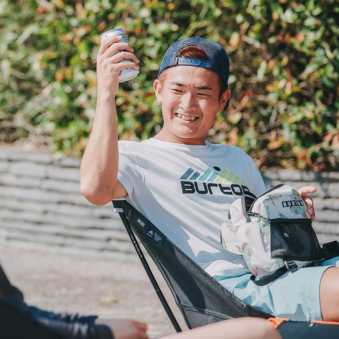 Burton Japanさんのインスタグラム写真 - (Burton JapanInstagram)「ちょっとしたBBQやピクニックでは、大きなクーラーボックスなんていりません。そんなときに活躍するのがソフトクーラー。BurtonのBYOコレクションは、気軽に冷たいドリンクを持ち運びたい人にオススメです。ドリンク＋軽食、ドリンク＋遊び道具、ドリンクのみ……、いろいろなニーズに合ったアイテムが揃っています。Photo: @akira457_ #SpringSummer2020Burton #DurableGoods #BurtonBYO #どこでも乾杯」6月24日 19時23分 - burtonjapan