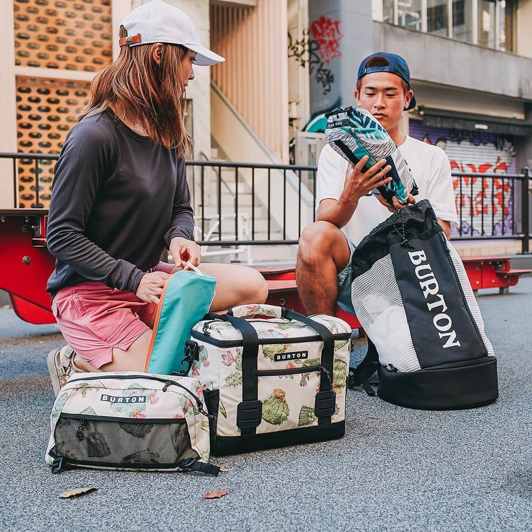 Burton Japanさんのインスタグラム写真 - (Burton JapanInstagram)「ちょっとしたBBQやピクニックでは、大きなクーラーボックスなんていりません。そんなときに活躍するのがソフトクーラー。BurtonのBYOコレクションは、気軽に冷たいドリンクを持ち運びたい人にオススメです。ドリンク＋軽食、ドリンク＋遊び道具、ドリンクのみ……、いろいろなニーズに合ったアイテムが揃っています。Photo: @akira457_ #SpringSummer2020Burton #DurableGoods #BurtonBYO #どこでも乾杯」6月24日 19時23分 - burtonjapan