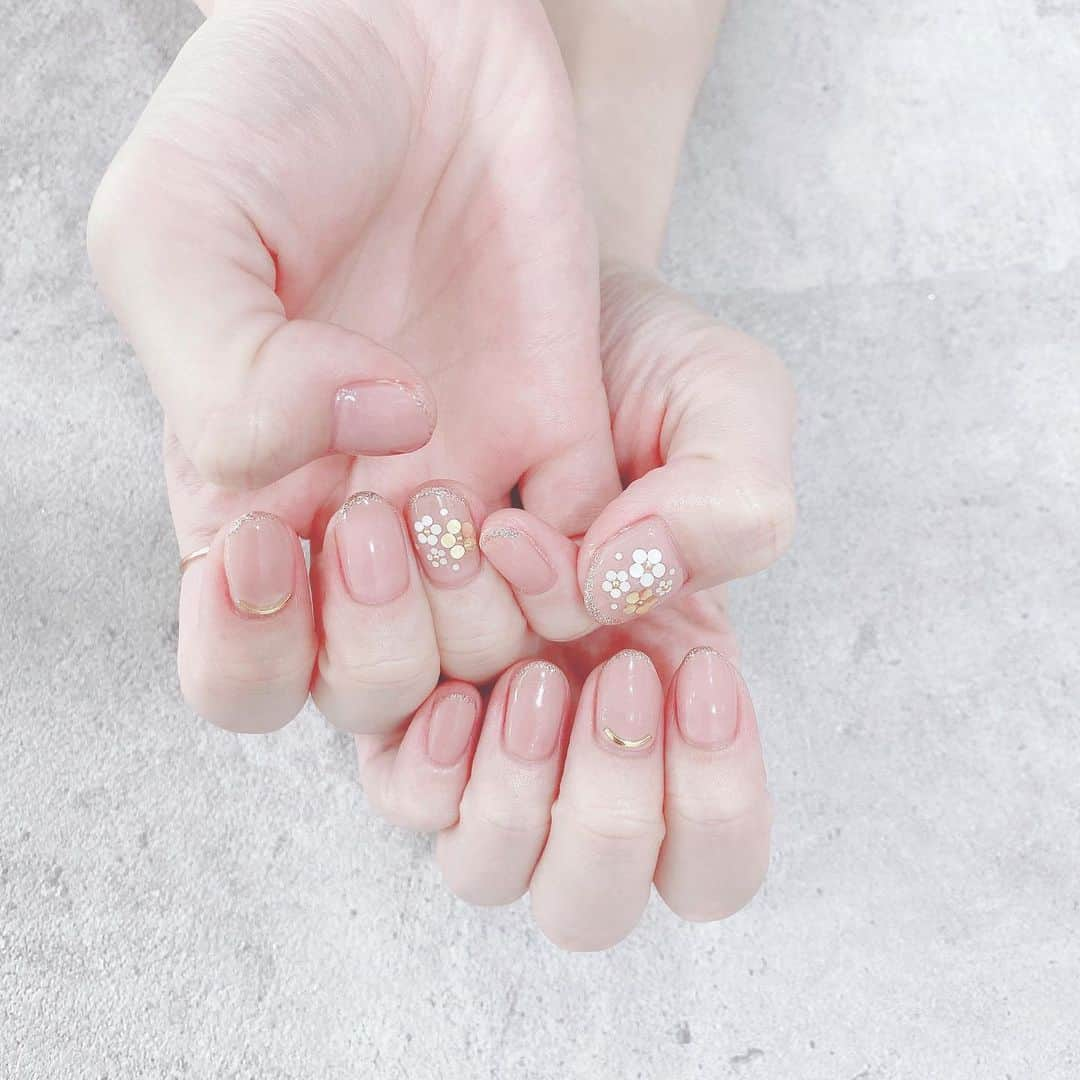 吉次玲奈さんのインスタグラム写真 - (吉次玲奈Instagram)「@accueilnail.un_autre さんに﻿ 行ってきました💅﻿ ﻿ お花にピンクにラメと﻿ 大好きなものを詰め込んで頂きました💐﻿ ﻿ 久々にネイルをしたし、可愛すぎて﻿ 何回も爪を見ちゃいます☺️♡﻿ ﻿ また来月ネイルを変えるのも﻿ 楽しみだなぁ♡﻿ ﻿ #ネイル #ネイルデザイン #nail #ネイルサロン」6月24日 19時23分 - rena_yoshitsugu