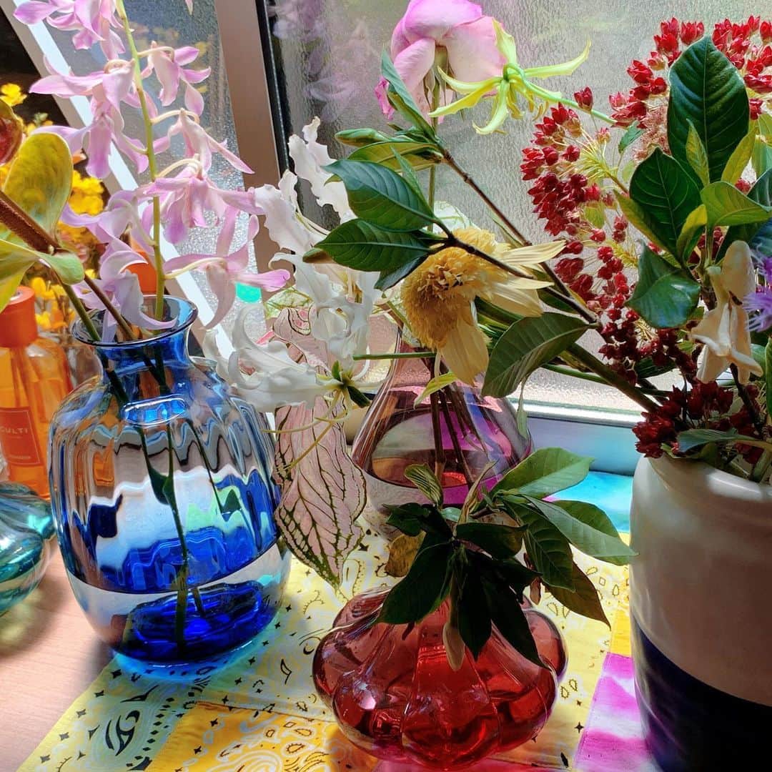 RIEHATAさんのインスタグラム写真 - (RIEHATAInstagram)「@maybelline さんから先日撮影で頂いたお花が可愛いすぎてカラフルで、玄関通るたびに元気でる☺️☺️☺🌈️💛🌼 オレンジとイエローのお花は、Guessのお洋服が家に届いた時にまさかのお花も届いた😳なんて粋な。✨🙏 下に敷いてるバンダナは @maioodeco のhandmade🔥✨ #可愛いぃとかいって花瓶にいれる私も女子😙 #最終的にカメラロールがお花撮りすぎばばあ 💐」6月24日 19時24分 - riehata