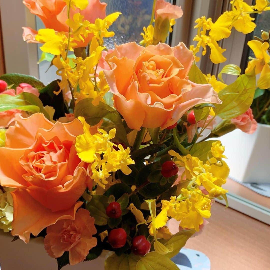 RIEHATAさんのインスタグラム写真 - (RIEHATAInstagram)「@maybelline さんから先日撮影で頂いたお花が可愛いすぎてカラフルで、玄関通るたびに元気でる☺️☺️☺🌈️💛🌼 オレンジとイエローのお花は、Guessのお洋服が家に届いた時にまさかのお花も届いた😳なんて粋な。✨🙏 下に敷いてるバンダナは @maioodeco のhandmade🔥✨ #可愛いぃとかいって花瓶にいれる私も女子😙 #最終的にカメラロールがお花撮りすぎばばあ 💐」6月24日 19時24分 - riehata