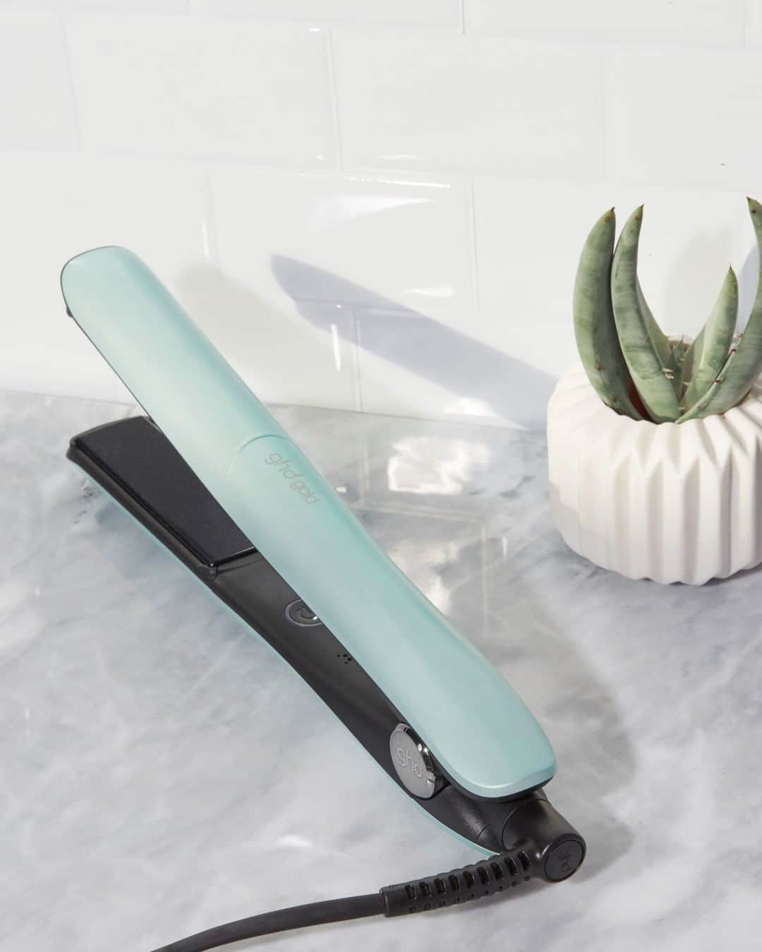 ghd hairさんのインスタグラム写真 - (ghd hairInstagram)「It's a neo-mint kind of day ✌️ Just imagine how cute this styler would look on your dressing table 💚 👆  #ghd #goodhairday #ghdupbeat #neomint #hairgoals #ss20」6月24日 19時25分 - ghdhair