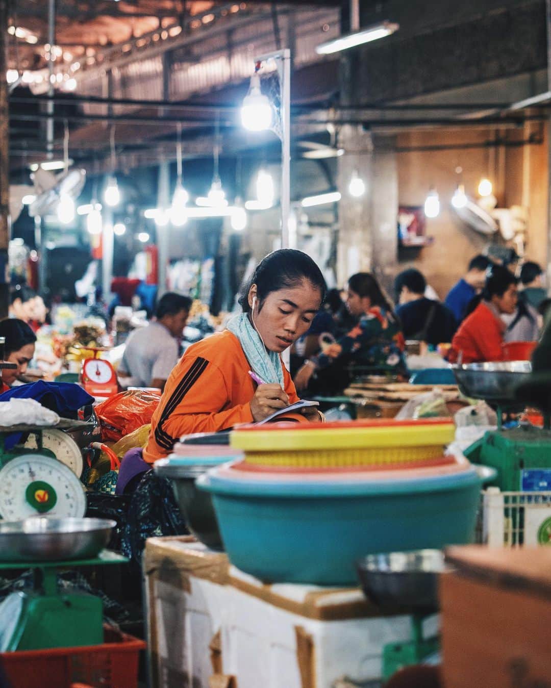 Shunsuke Miyatakeのインスタグラム：「Bookkeeping with music, Old Market, SiemReap」