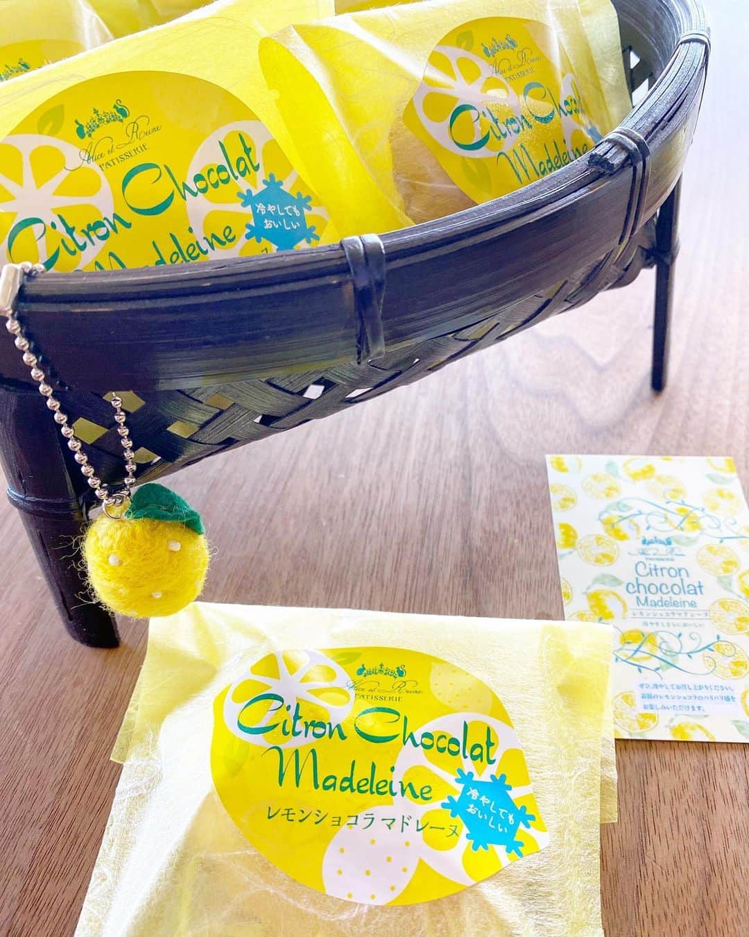 祥吉さんのインスタグラム写真 - (祥吉Instagram)「ひんやり焼菓子 差し入れに姫路の洋菓子屋 パティスリー アリス・エ・レーヌさんの『レモンショコラマドレーヌ』をいただきました 「冷やすとさらに美味しい」の通りチョコのパリパリした食感とレモンの酸っぱさが夏に嬉しいスイーツです  お気に入りのレモンのマスコットは @rika_smallworld 様が作ってくださいました🍋 ・ #姫路スイーツ #姫路洋菓子店 #アリスエレーヌ #レモンショコラマドレーヌ #レモン風味 #マドレーヌ #スイーツ #スイーツ部 #羊毛フェルト #レモン #檸檬」6月24日 19時30分 - akoshokichi