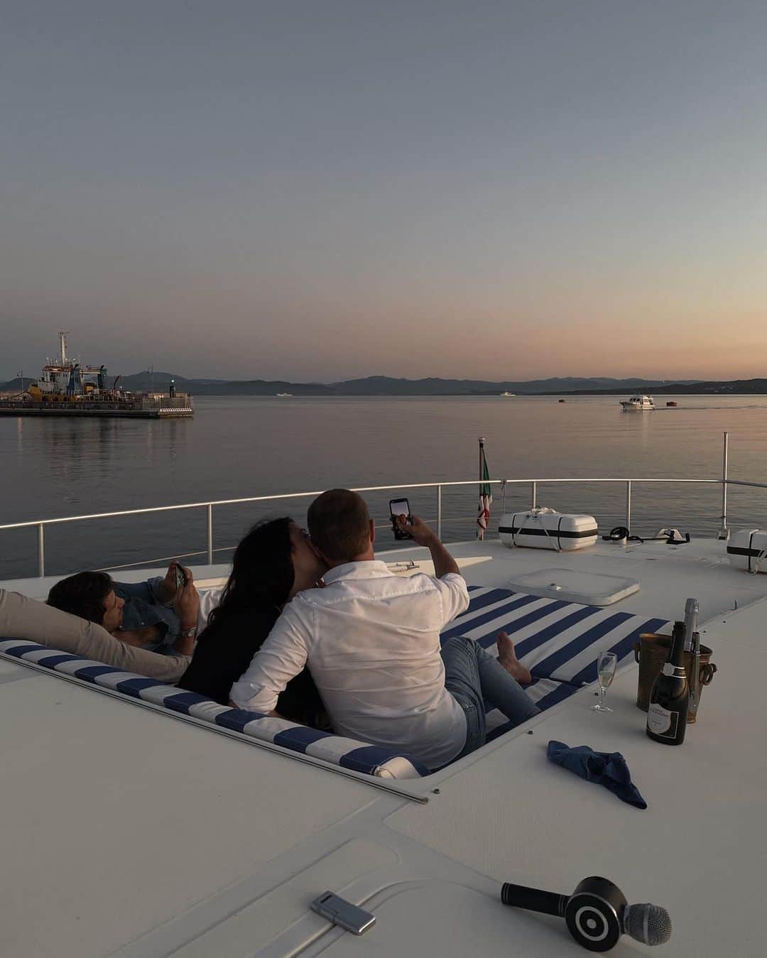 エレオノーラ・カリシのインスタグラム：「a few days immersed in a timeless sunset | quality time @luxuryboatrent #suppliedby」