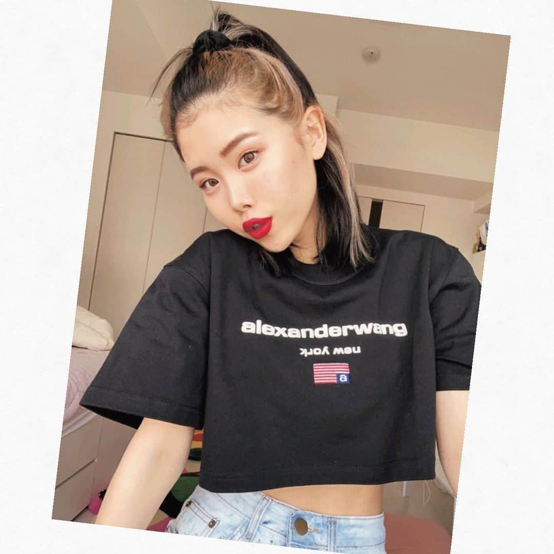 のインスタグラム：「発売中、JELLY7月号では おしゃれガールズ52人のTシャツ&おうち時間を紹介しているよ😍😍 . 今日はブランドディレクターのAYAYANさん ( @ayayangram )❤️ . 👚→アレキサンダーワン 「ブラックのショート丈トップスが欲しくて購入🙆‍♀️ダボっとしたパンツと合わせたい！」 . おうち時間ではDJとTikTokを新しく始めたみたい💕 「最近DJをやり始めて、このステイホーム期間は毎日練習しています！ コロナがおさまったら、いろんなイベントでDJしてみたいです♡ tiktokはやっと最近見始めて、虜になって自分も始めちゃいました！笑 DJもtiktokも両方を通して思ったのですが、 結局は音楽ってどんな時もみんなの側に寄り添ってくれるなぁって思います(かっこよくゆってみたw)」 とのこと！ カッコよくまとめてくれてありがとう☺️☺️☺️すき…❤️❤️ . 誌面でもチェックしてみてね😎😎👍 . #jelly #jelly7月号 #ayayan #あややん #tシャツ #tシャツコーデ #アレキサンダーワン #alexanderwang #黒t #メンズライク #シンプル #クール #カッコいい #夏コーデ #ootd #fashion #tshirt #おうち時間 #ステイホーム #dj #ticktock #音楽のある生活 #nomusicnolife #今日からクールな女の子」