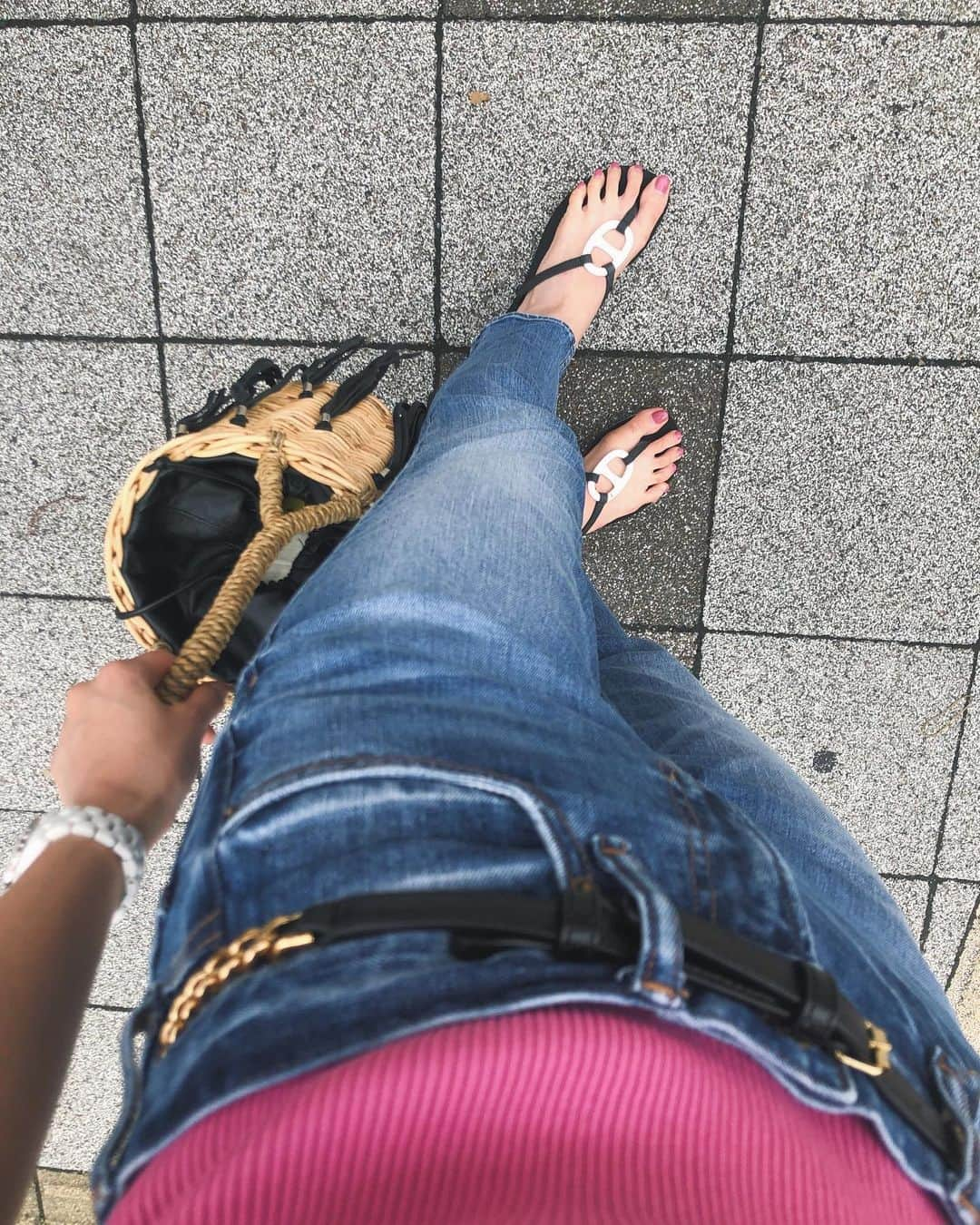 冨張愛さんのインスタグラム写真 - (冨張愛Instagram)「denim に pink 好き...💕 先週末のお散歩コーデ。(しつこいですが笑←) 、コラボデニムが本当に履きやすくて トップスを選ばないので コーデに迷うと必ず手に取ります😊👖 * tops ... #AURALEE @auralee_tokyo  denim ... #superiorcloset @superior_closet_official  belt ... #stellamccartney @stellamccartney  bag ... #ludlow @ludlow_official  shoes ... #hermes @hermes 👓 ... #tomford @tomford  #instagood #coordinate #ootd #outfit #fashion #instafashion #meg_ootd #코디네이트 #패션 #카메라 #コーディネート #コーデ #ファッション #今日のコーデ #今日の服 #スーペリアクローゼット #コラボデニム #デニム #デニムコーデ」6月24日 19時44分 - megumitomihari