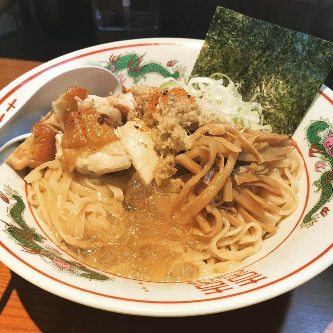 桜井誠のインスタグラム：「らぁめん　生姜は文化。　巣鴨 夏限定　冷やし塩生姜油そば しっかりと氷水で冷やされた平打ち麺は、表面はツルッと滑らかで、歯応えも有りつつ、縦軸方向に伸びやかな完成度の高い麺。 油そばといっても、動物系のコッテリ系ではなく、サラッとイケる夏仕様。 塩ベースのタレに、フライドオニオンの香りと食感が良いアクセント。 鶏モモのチャーシューも香ばしく歯応えも有り美味しい。 どっさり乗ったおろし生姜がとても爽やかで、これまた暑い夏の日に最高。 麺量も少し多めで、一杯でしっかり満足出来る。 温かい塩スープも付いてくるので、つけ麺風にして楽しんだり、合間に飲んだりして味変できるのも有難い。 大変美味しく頂きました🍜 #ラーメン　#麺活　#らぁめん生姜は文化 #生姜ラーメン」