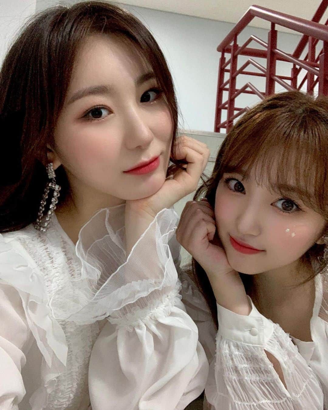 IZ*ONEさんのインスタグラム写真 - (IZ*ONEInstagram)「Weekly_Chae⚡️ ⠀ [BEHIND PHOTO] ⠀ With. Nako ⠀ 요즘 나코가 가장 많이 하는 말🗣 “성인이니까~#%$£%¥#” 귀엽다 증말🥰 어른어른이 느낌으로 찍어주겠다고 했는데 잘 찍어놓고 부끄러워서 도망가는 울 나코🤣 ⠀ 위즈원❤️ 보고싶어요 ⠀ ⠀ 最近奈子が一番よく言っていること🗣 “大人だから~#%$£%¥#” 可愛い　本当に🥰 大人の感じで撮ってあげるよと 言ってあげたのだが、上手く撮れたのに恥ずかしくて逃げていく 我が奈子🤣 ⠀ WIZ*ONE ❤ 会いたいよ ⠀ #채연 #チェヨン #IZONE #아이즈원 #アイズワン」6月24日 19時41分 - official_izone