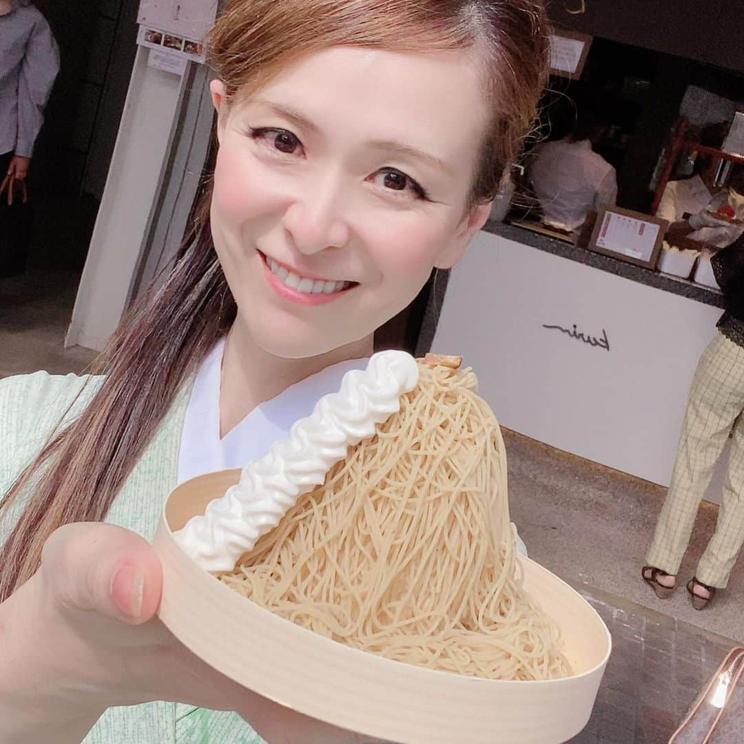 里井真由美さんのインスタグラム写真 - (里井真由美Instagram)「#chestnut #montblanc #japanese  名古屋「栗りん(くりん)」の 食べ歩きモンブランソフトでございます〜 ・ ・ 🌰四万十栗と球磨(くま)栗のブレンド。ソフトクリームの上から目の前で絞って頂きます〜⤴️⤴️⤴️ • ・ →店頭メニューは4種あり。中がソフトクリームかお団子。今の季節は恋紫芋もあります。 ・ ・ 一昨日からの続きで「栗りん」さん。 あ、冒頭に書きましたが店名は「くりん」さんです。　「くりりん」と思われた方がほとんどかと思いますが〜 (私も最初　くりりんかと。笑🤣❤️) ・ ・ 大人気〜♡ ・ ・ #栗りん #モンブランの世界#栗#和栗#栗スイーツ#モンブラン#里井真由美#衣替えモンブラン#japan#Gâteauauxmarrons#零食#さといいね#스위트#montblanc#ありが糖運動#まゆログ#甜食#着物#kimono#kimonostyle#fromgram#Chestnutcake#밤케이크#フードジャーナリスト里井真由美#断面モンブラン#蛋糕#断面フェチ#栗子蛋糕」6月24日 19時41分 - mayumi.satoi