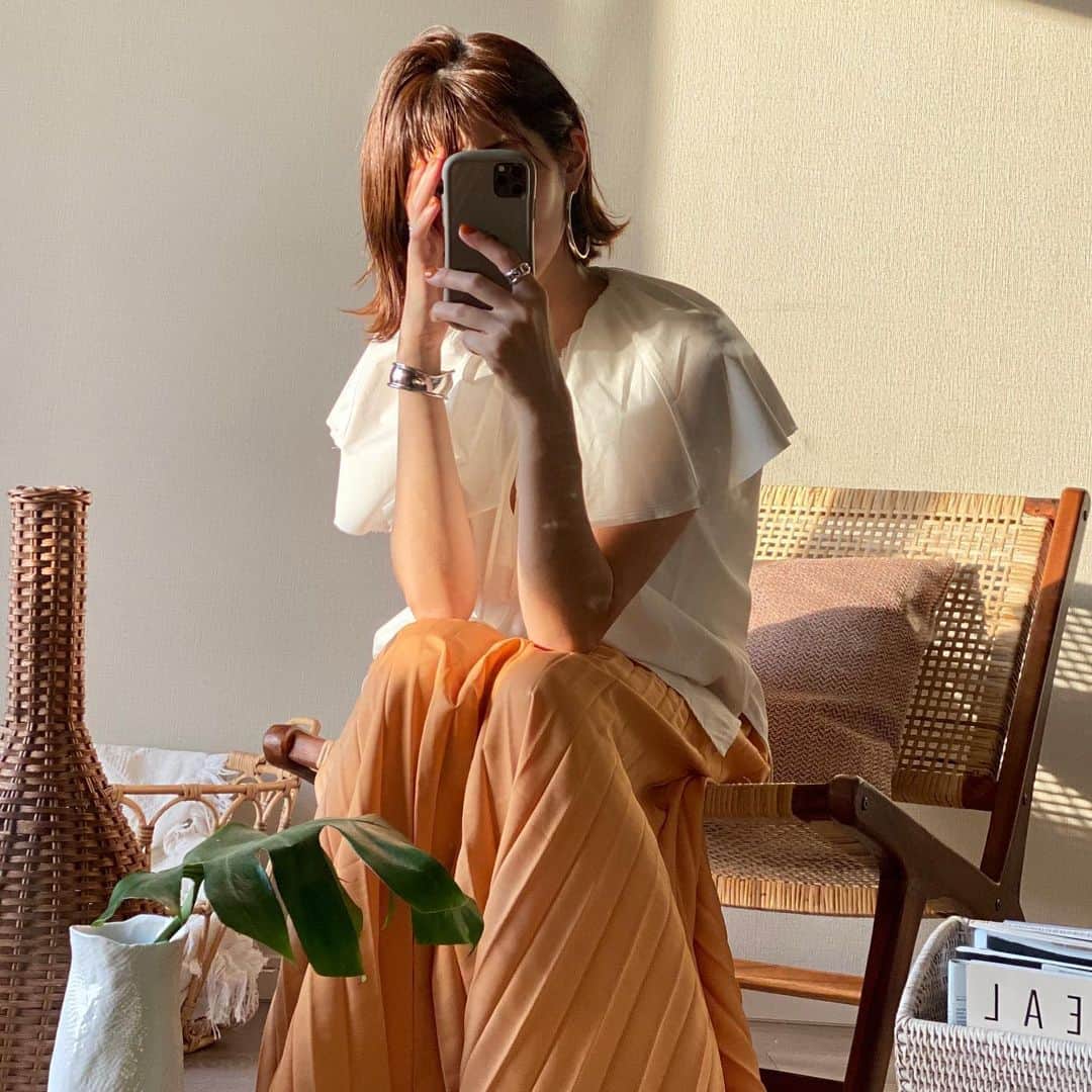 美生のインスタグラム：「#ootd﻿ #inmyroom ﻿ 🍊×🥛﻿ ﻿ @machatt_ のお気に入りブラウスに﻿ @donobanweb の 美ラインプリーツskを合わせて🕊﻿ ﻿ 明日は雨模様☔️﻿ ﻿」