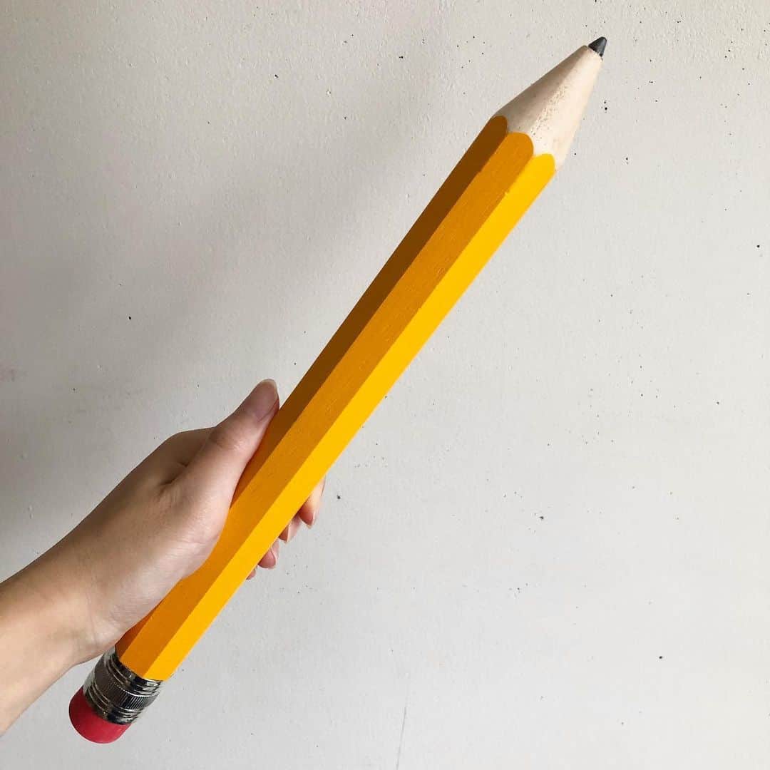 gracocoro Ryoko ONLINE SHOP＜グラこころ＞さんのインスタグラム写真 - (gracocoro Ryoko ONLINE SHOP＜グラこころ＞Instagram)「入学フォトで使っている小物について お問い合わせをいただいたのでご紹介💁 ・ このジャンボ鉛筆✏️ @flyingtigerjp で発見👀 ・ 普通の鉛筆の何倍だろう⁉️ ・ 小物をどうしようかと考えた時 ランドセルに鉛筆を持った写真って 小学校ぽくてかわいいなと思ったのですが 普通の鉛筆だと、 写真にはあんまりうつらないので インパクトがないなーと🧐 ・ そこでとびきり大きいのがないかな？ と色々チェックしてたら フライングタイガーに❣️ ・ ちゃんと文字も書けるんですよ👩‍🏫 ・ こどもたちも大喜びで、 「これ持って撮りたい！」 とテンション高めに撮影できました🌟 ・ 用意してよかった小道具ナンバーワンです👑 ・ ・ 🌸入園入学のためのデザイン ＜おうち写真館 sakura＞期間限定発売中！  一枚、貼るだけ。 おうちが写真館になる。 ・ グラこころオンラインショップは @gracocoryoko  プロフィール欄リンクHPから ・ ・ #グラこころ #おうち写真館 #gracocoro #入学おめでとう #ランドセル #ピカピカの1年生 #ピカピカの一年生 #卒園記念 #入園入学 #男の子ママ #女の子ママ #小学生ママ #新一年生 #新1年生 #新1年生準備 #入学記念撮影 #入学記念 #入学記念写真 #おうちスタジオ #おうち撮影 #年少さん #年少 #幼稚園ママ #おうち時間 #幼稚園 #幼稚園入」6月24日 19時45分 - gracocoryoko