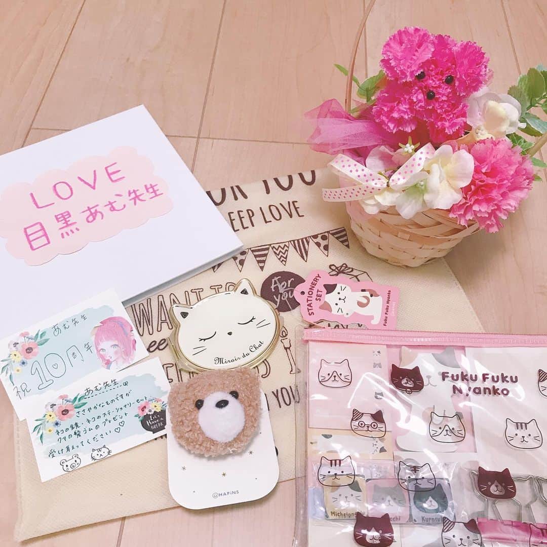 目黒あむのインスタグラム：「私事になりますが、今年の1月でデビュー10周年でした🌸﻿ ﻿ 特に自分で言うことでもないので密かに10年か…読者さんや家族や仲良くしてくれてる同業の友人、お世話になってる方々のおかげで漫画が描けた10年だったな…感謝しかないな…と1人で浸ろうと思っていたらなんと覚えて下さっていた読者さん達がお祝いしてくださって…（；＿；）✨﻿ ﻿ まさかそんな事知っていてくださってる方がいると思わなかったので本当にびっくりしました。早く投稿したかったのですがうまく言葉にできず気づけば6月に…みなさんお祝いの画像や温かいお言葉本当にありがとうございました…！Twitterではどうしても画像が流れてしまうのでこちらで自慢させて下さい☺️（許可済みです）﻿ ﻿ そしていつも私の漫画を読んでくださる方も、密かに応援して下さってる方も、コメントやお手紙下さる方も本当にありがとうございます。驚くほど自分の想像もしてなかった事が沢山あった10年で。人生における運を全て使い切ってしまったんじゃないかなぁと思ったり笑﻿ この先いつまで漫画描いてるかわからないけど、感謝の気持ちだけは忘れないでやっていきたいなぁとこの10年振り返って思いました🙇‍♀️﻿ ﻿ 最近は手の事でまた休載してしまって本当に情けないし申し訳ないのですが、少しでも楽しい気持ちになったり癒しになったりして頂けるような漫画を描けるようにこれからも精進していきたいと思います！﻿ ﻿ いつも本当にありがとうございます！これからもどうぞよろしくお願い致します🙇‍♂️✨✨ （📷最後の2枚は1月時点での単行本と刷り出し☺️単行本漫画描くとき使ってる奴撮ったからボロボロ…笑）」