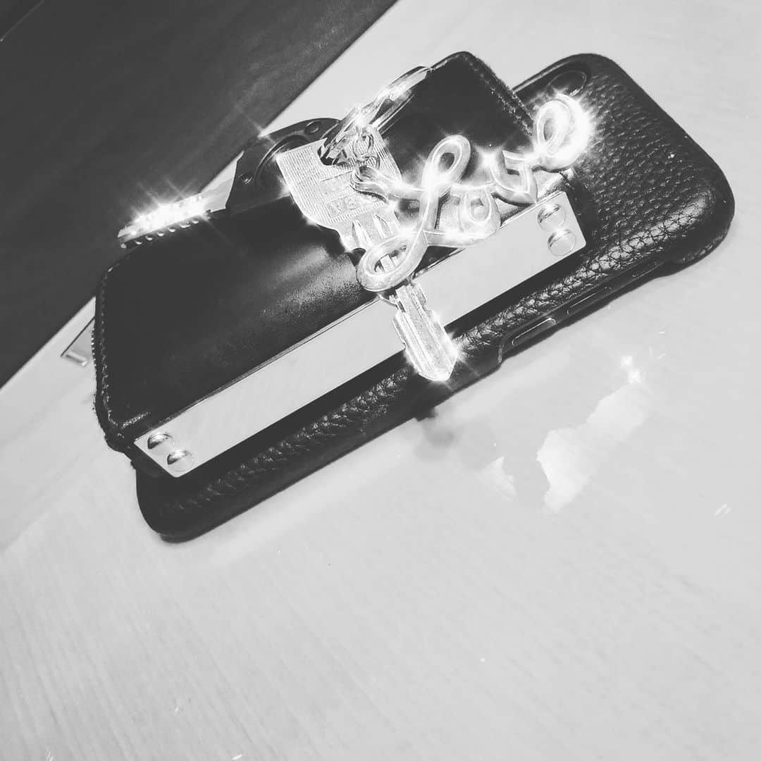 LiLyさんのインスタグラム写真 - (LiLyInstagram)「スマホ財布&鍵。 もうbag いらないかも。 身軽最高🌙 キャッシュレス時代 ほんとうに嬉しい。  #blackandgold」6月24日 19時48分 - lilylilylilycom