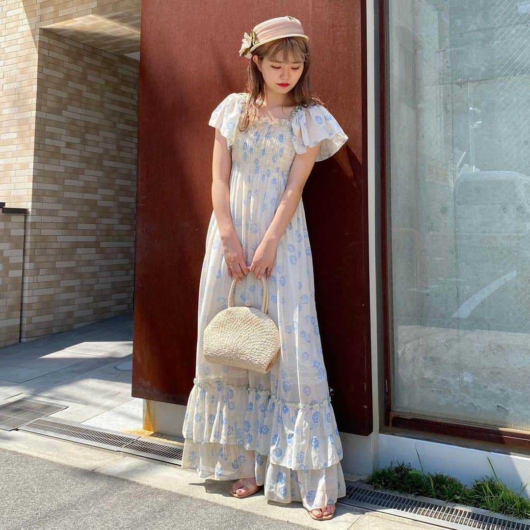 NUTTY Vintage&Collectibleのインスタグラム：「🌊 NEW ARRIVAL 🌊 ㅤㅤㅤㅤㅤㅤㅤㅤㅤㅤㅤㅤㅤ ☑︎ vintage ephemeral flower dress ㅤㅤㅤㅤㅤㅤㅤㅤㅤㅤㅤㅤㅤ 歩くたび、風が吹くたび ひらり、ゆらり、とまるで踊るように揺れる 優しく儚いドレスが入荷いたしました💠 ㅤㅤㅤㅤㅤㅤㅤㅤㅤㅤㅤㅤㅤ 海風がドレスを踊らせる すてきな海辺デートにいかがですか？  ㅤㅤㅤㅤㅤㅤㅤㅤㅤㅤㅤㅤㅤㅤㅤㅤㅤㅤㅤㅤㅤㅤㅤㅤㅤㅤ ＊ONLINE  STOREにてお買い求めいただけます＊ ㅤㅤㅤㅤㅤㅤㅤㅤㅤㅤㅤㅤㅤ ------------------------------------- 🛍NUTTY通販について🛍 ------------------------------------- ◎掲載商品は全て通販可能となっておりますので、詳細はDMにてお気軽にお問い合わせくださいませ。また、ONLINE STOREに随時商品を掲載しております。商品詳細も記載しておりますので、是非ご利用くださいませ。 🔎 http://nutty.theshop.jp/ （ プロフィールページURLよりjump🕊） ㅤㅤㅤㅤㅤㅤㅤㅤㅤㅤㅤㅤㅤ ◎ご自宅でもお買い物をお楽しみいただけるVIDEO CHAT SHOPPING📺テレビ電話をお繋ぎして、リアルタイムでご案内いたします。詳細は過去の投稿をご覧ください。」
