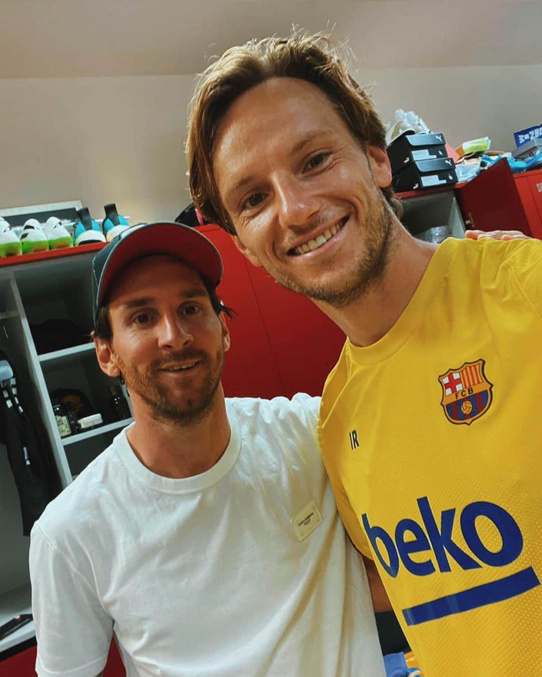 イヴァン・ラキティッチのインスタグラム：「🎂Feliz cumpleaños @leomessi, te deseo todo lo mejor. Disfruta de tu día.!🍾🙌」