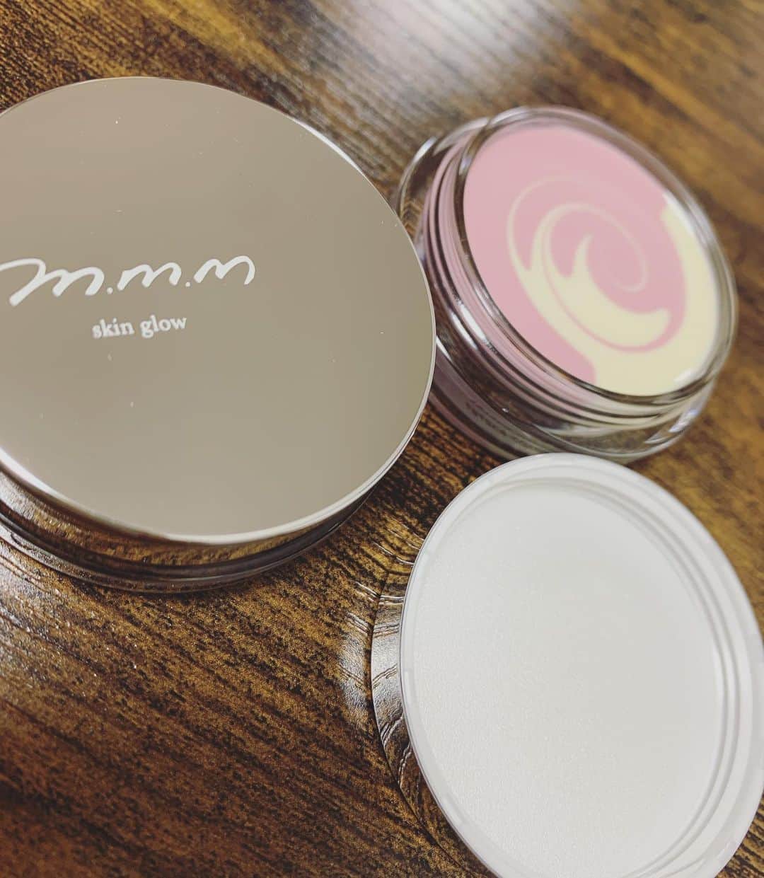 枝川結花のインスタグラム：「． get❤︎ @mmmcosmetics_official ． ほんとはパープルが欲しかった！ けど、満足です🧏🏻‍♀️✨ ． スキンスムーザーだけのつもりが スキングロウも買ってもた。 ． 開けてすぐに手でちょっとだけ シュってしてしまった跡が 付いてる〰️〰️〰️〰️〰️☝🏼 ． #スキンスムーザー#スキングロウ #mmmcosmetics #mmm ．」