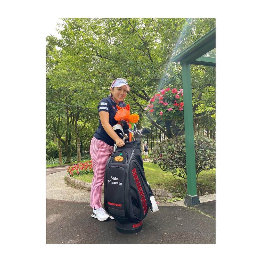 宮里美香のインスタグラム：「*** いよいよ！ 2020シーズンが明日から開幕します⛳️ . このような状況で大会開催の決断をして頂いた、主催者のアース製薬様にはとても感謝しています。 . 残念ながら今大会は、無観客試合💦 ネット配信されるみたいなので、皆さんぜひ観て下さいね😊 . . 久しぶりの試合！ アグレシッブなゴルフをしたいと思います♪ . . ＊最後に… 後ろに偶々写った人は誰でしょう？🤣 ヒント私のキャディーをやってた人です🤭 このヒントは簡単だな。笑 . . . #season #start #2020 #golf #シーズン開幕 #明日からです  #アースモンダミンカップ  #開催に感謝」