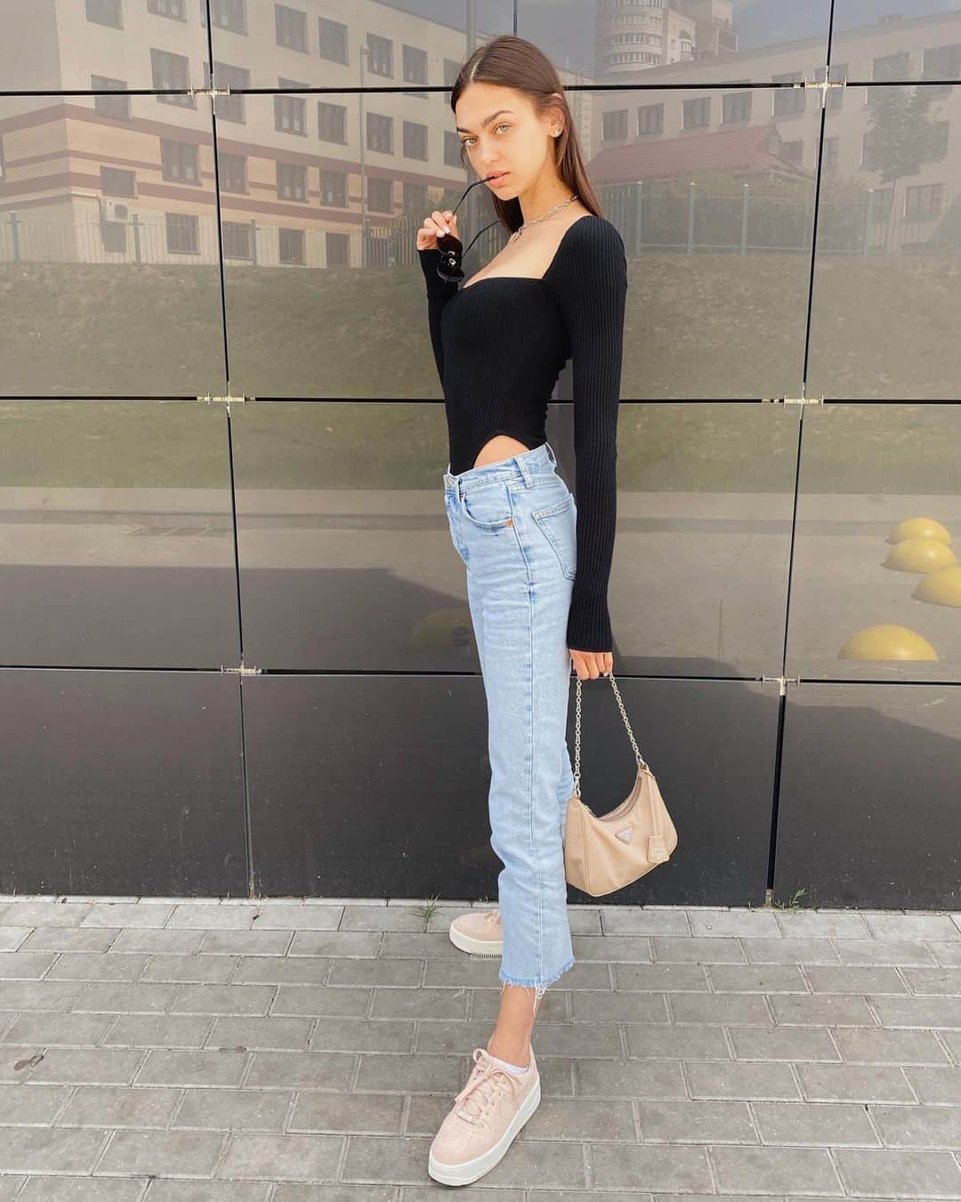 Zhenya Katavaさんのインスタグラム写真 - (Zhenya KatavaInstagram)「Выгуливаю обновку 💣🖤 @areyouami」6月24日 19時57分 - zhenyakatava