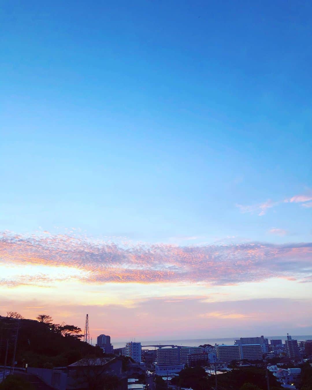 セソコマサユキのインスタグラム：「今日の夕焼けの色もなんだか素敵だったね。iPhoneだと全然写らんけど。海まで行けばよかったな。」