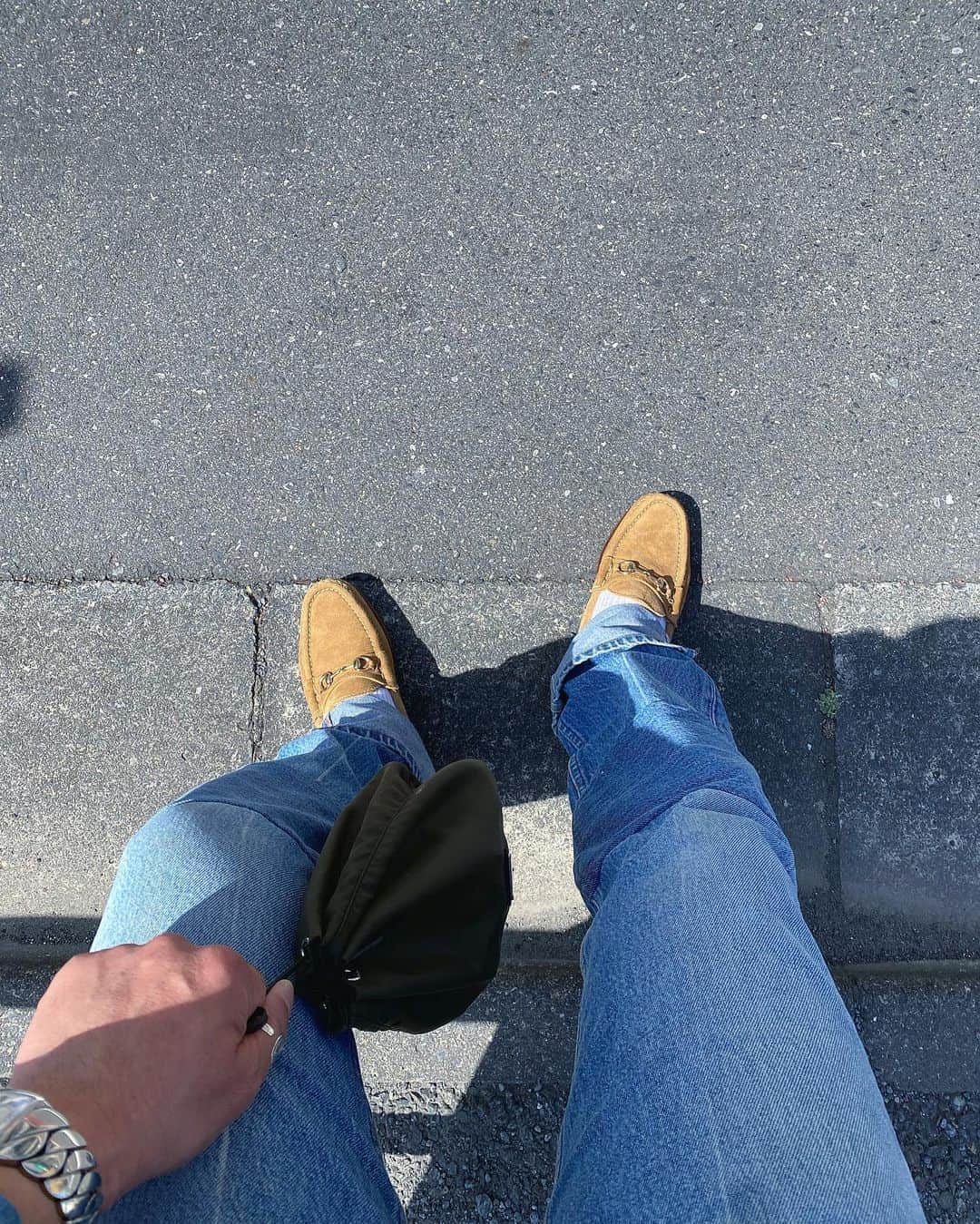小塚源太のインスタグラム：「blue jean👖 いくつになっても心惹かれるのは、こんな淡い風合いのデニム。似て非なるバリエーションのストックがすごい。 #bluejean #addiction」