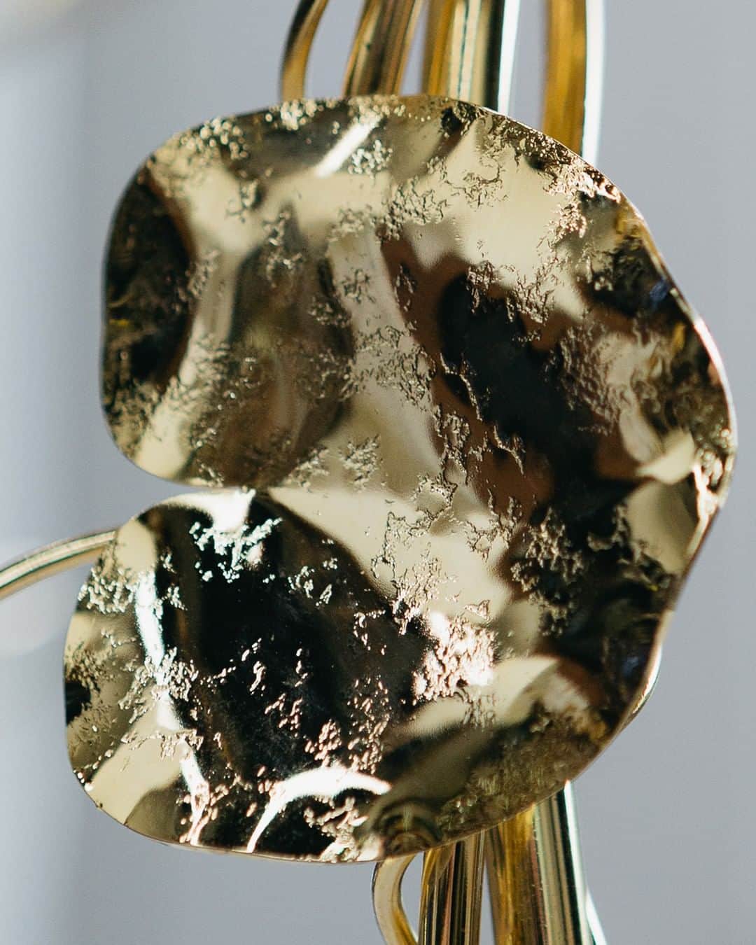 グーセンス パリのインスタグラム：「Close up on a waterlily in brass soaked in a bath of 24-carats gold, hammered by hand.」