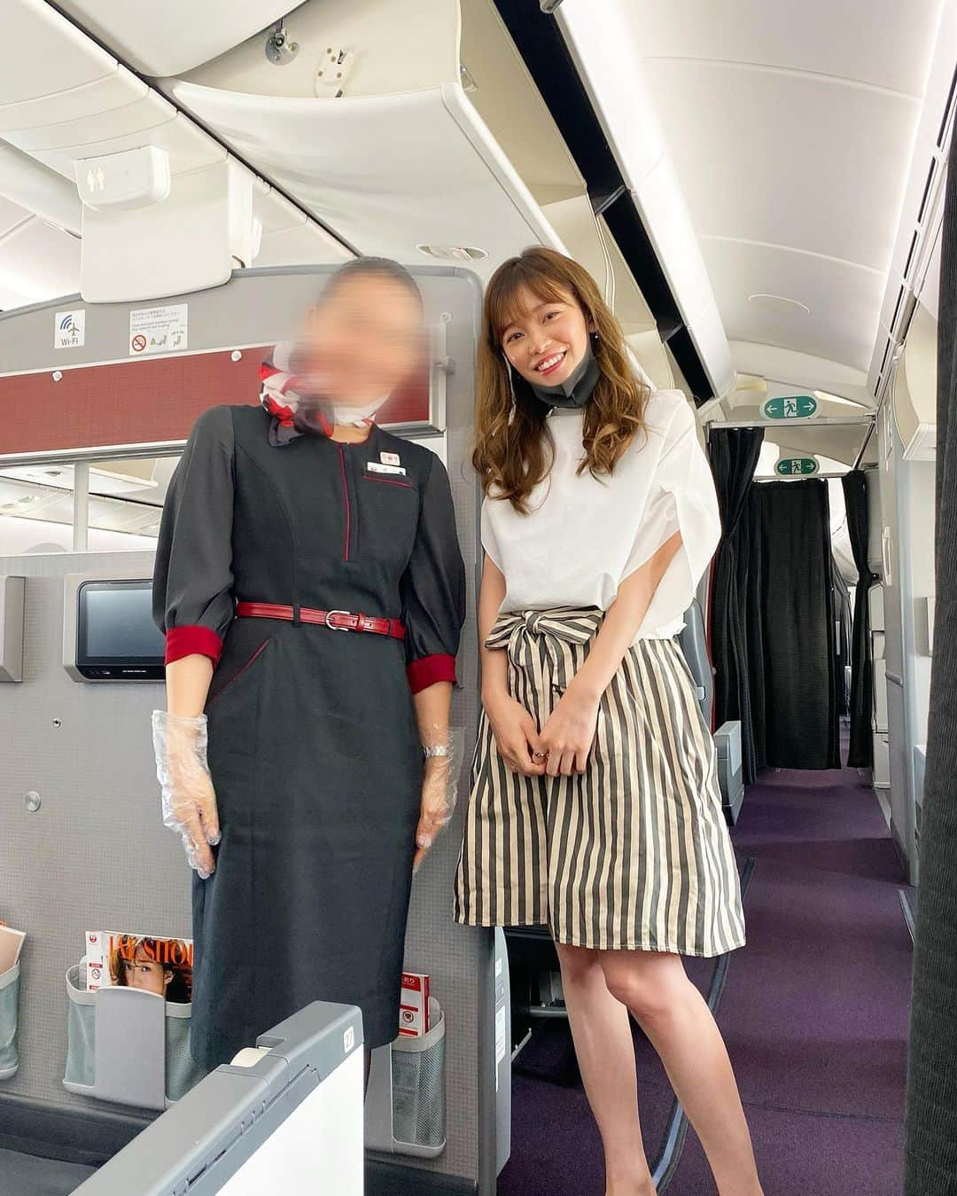 陽菜えみるさんのインスタグラム写真 - (陽菜えみるInstagram)「. . . 小学校の同級生と✈️ 機内で嬉しい再会をしました👭❤️ . 凄い見つめてくるCAさん シートベルトし忘れてたかなと 確認したらちゃんと閉めてたし… あれ？と思いながら マスクした顔をよく見たら 友達でした🤭✨✨ 可愛い制服姿や仕事姿をみれて テンションあがったなー😍 . このお仕事をしていなかったら CAさんやりたかったと 大学時代真剣に悩んだので 今でもすっごい憧れの職業❣️ 仕事上お顔は載せられないけど こんな可愛いCAさんの お友達がいることは自慢です🥰 . . #小学校 #小学校の同級生 #caさん #客室乗務員 #caになりたい #客室乗務員になりたい #憧れ #憧れの職業 #頑張ってね #可愛い #美人 #美人さん #制服 #似合う #機内 #飛行機 #飛行機好きな人と繋がりたい」6月24日 20時05分 - emiru_haruna