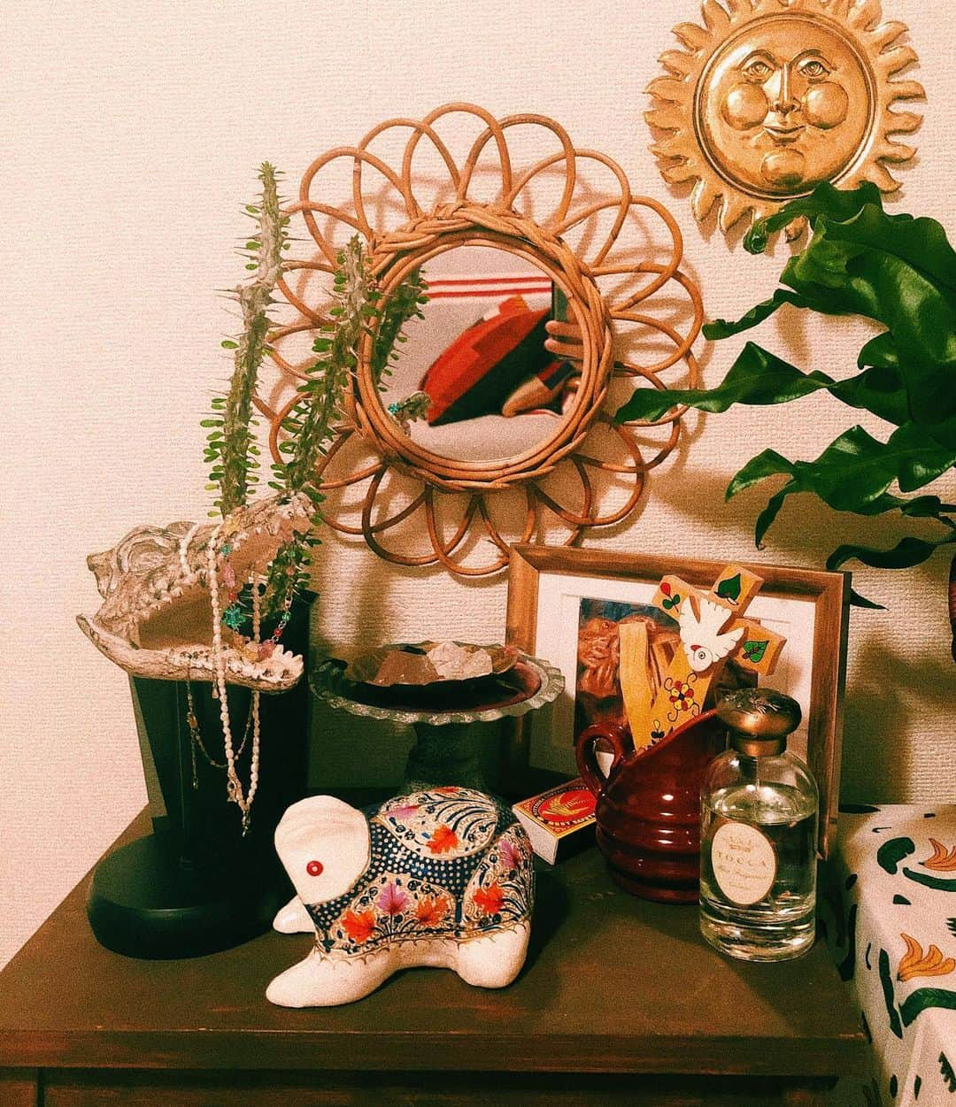 ユウキさんのインスタグラム写真 - (ユウキInstagram)「メイクコーナーin my room 🌿🌞🐊🕊🐸🍌🌵 カナダの太陽と アメリカの鳥の十字架と石たちと インドのカエルと オーストラリアのワニと花瓶 日本の鏡と草たち！ ワールドワイドでかわいい〜🍒」6月24日 20時06分 - yuukichan2