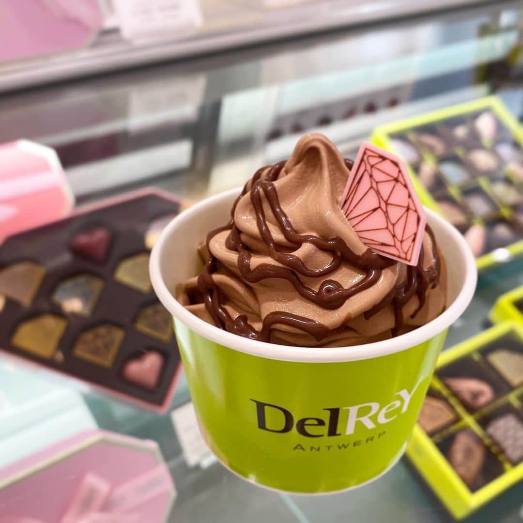 市川歩美さんのインスタグラム写真 - (市川歩美Instagram)「DelRey（デルレイ）で今年もソフトクリームの販売が始まりました💕 今年はチョコレートソースのトッピングができて、◇型のチョコレートもピンクとホワイトが選べます💕 銀座でどうぞ💎💕 #ilovechocolate  #chocolat #chocolatelovers  #chocolate #チョコレート #チョコレート大好き #チョコレート好き #ショコラ #チョコレート好きと繋がりたい #チョコレートケーキ #カカオ #デルレイ#DelRey #ソフトクリーム#銀座 #チョコレートソフトクリーム #ダイヤモンド #夏チョコ」6月24日 20時12分 - ayumichocolat