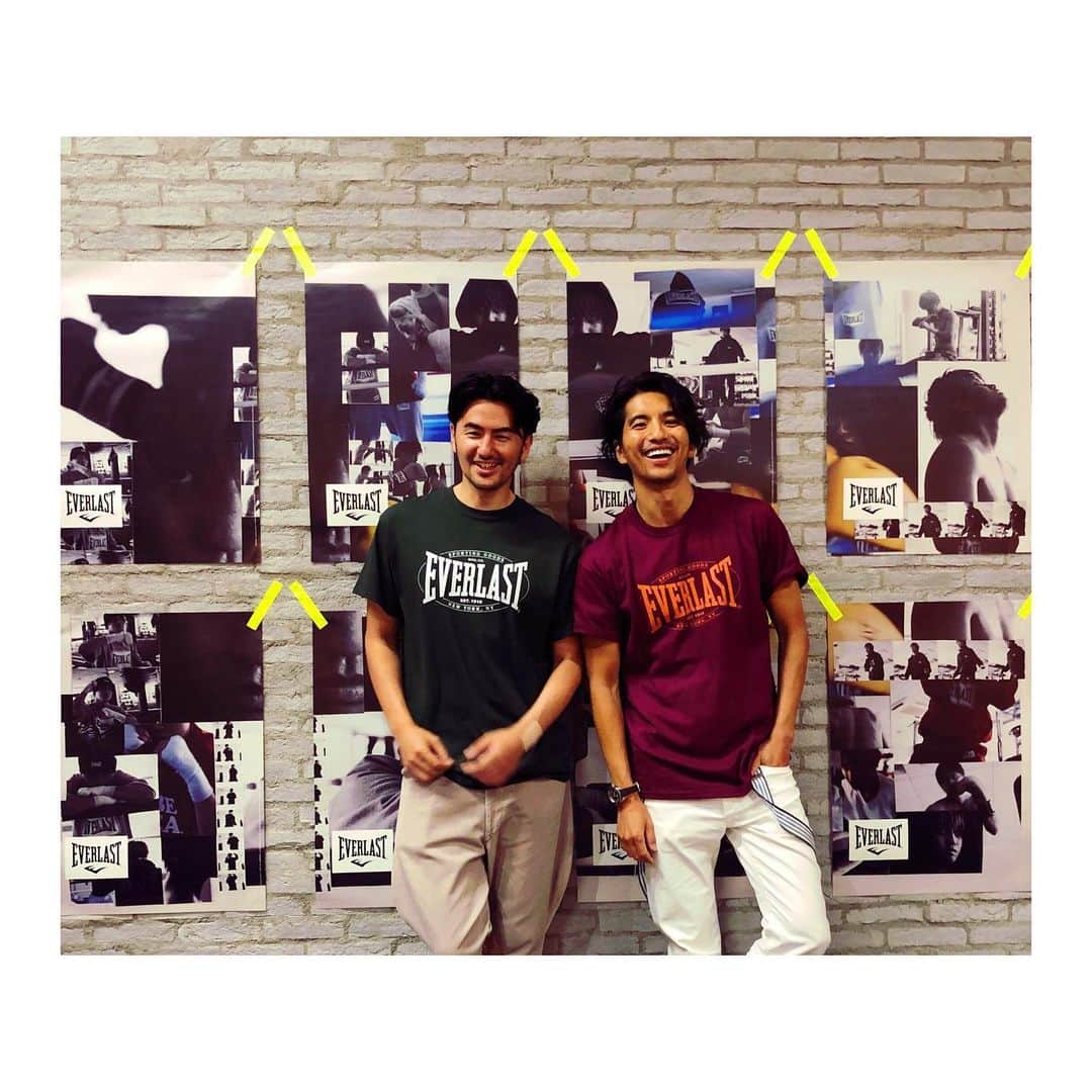 幸太さんのインスタグラム写真 - (幸太Instagram)「Brothers time ﻿ ﻿ ﻿ エバーラストは今季からディレクターに、﻿ ベドウィン  @bedwinner 氏を迎えたらしく﻿ 期待大‼️﻿ ﻿ ﻿ そして久しぶりの香港🇭🇰ブラザーズ再会😊﻿ ﻿ この日は @uya1228 兄と自粛以来の再会で、﻿ テンション上がって近過ぎました（苦笑）﻿ ﻿ #everlast #boxing #ny #bedwin #exhibition #fashion #mensmodel #surfer #beachtree ﻿ #エバーラスト #ベドウィン #ボクシング #大人カジュアルコーデ  #モデル #サーファー #男性美容家 #ビーチツリー ﻿」6月24日 20時13分 - kotawave