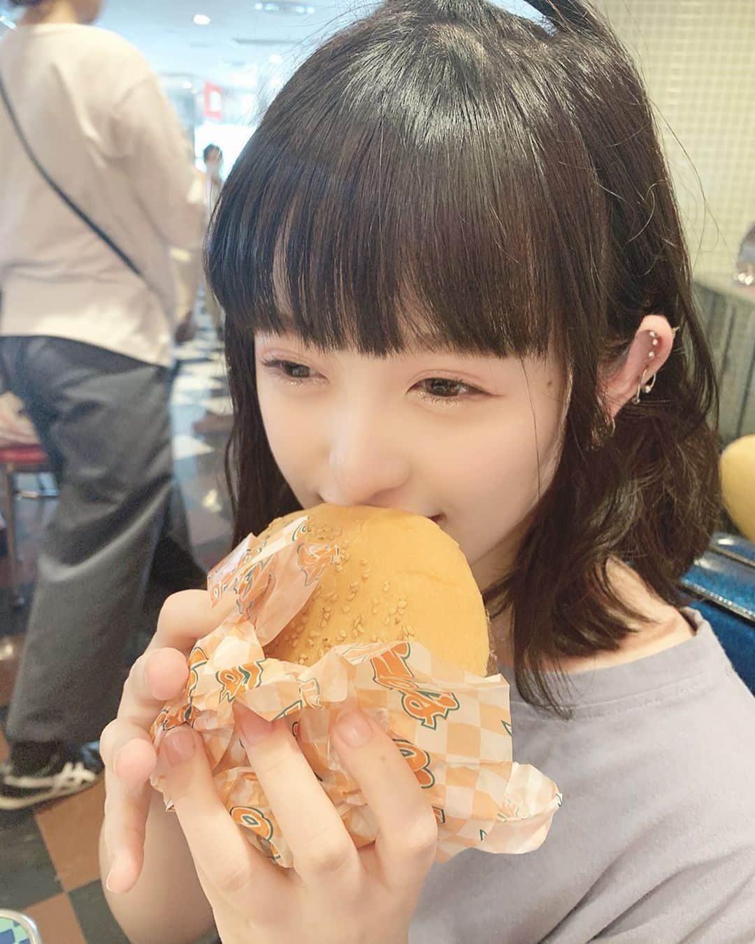 武井紗良さんのインスタグラム写真 - (武井紗良Instagram)「めっちゃ大きいハンバーガー食べました。 お腹いっぱいです。」6月24日 20時14分 - sweets_sweetss