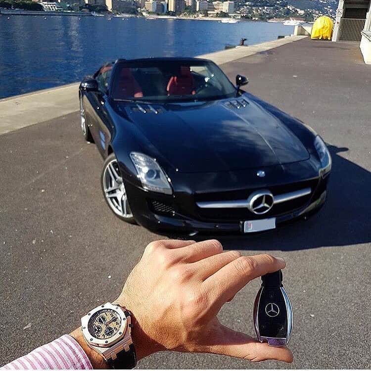 Daily Watchさんのインスタグラム写真 - (Daily WatchInstagram)「Summer combo! Audemars Piguet x Mercedes SLS AMG Roadster 🔥 Photo by @gmk001」6月24日 20時14分 - dailywatch