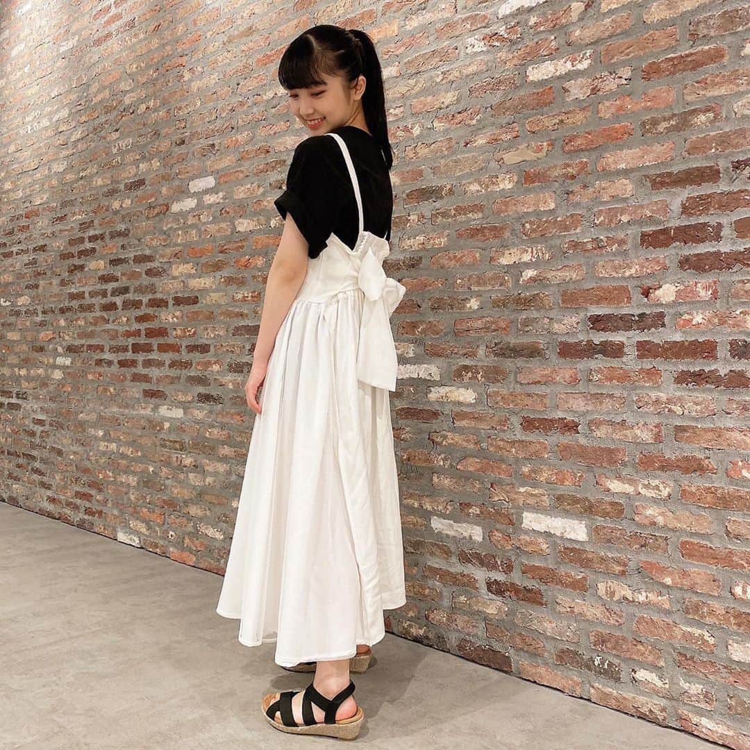 山田なる（ナルハワールド）さんのインスタグラム写真 - (山田なる（ナルハワールド）Instagram)「～新しい洋服～﻿ 白黒コーデしてみました🤍🖤﻿ ﻿ スカートのプリーツになってるところが﻿ すごく可愛いんだ〜✨﻿ ﻿ ﻿ #新しい服 #洋服 #白黒コーデ #モノクロコーデ #ワンピース #山田なる #なるのコーデ #夏コーデ﻿」6月24日 20時15分 - naruhaw