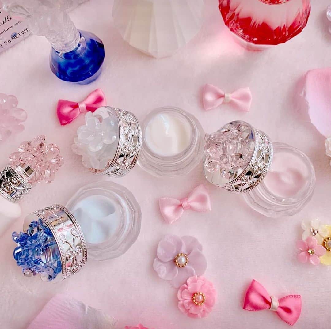 JILL STUART Beauty HKさんのインスタグラム写真 - (JILL STUART Beauty HKInstagram)「💄美妝推介・換購優惠 JILL STUART Beauty Crystal Bloom Gel Perfume Selection（Crystal Bloom/Crystal Bloom Snow/Crystal Bloom Moonlight Magic） (現貨) 換購價: $100/ 單買: $130 (原價: $160) ﹋﹋﹋﹋﹋﹋﹋﹋﹋﹋﹋﹋﹋﹋﹋﹋﹋﹋ ✿華やかなときめきを✿ 擁有果凍般清爽質地的香水啫喱 塗抹於手腕、耳後等部位 散發出濃郁香氣 更可塗於鎖骨前胸等部位 令肌膚增添幾分閃亮光澤 ★粉紅色Crystal Bloom 彷彿一束綻放的花朵 清新迷人的香氣久久徜徉在心間 ★白色 Crystal Bloom Snow 宛若被雪花覆蓋的鮮花 洋溢著優雅純淨的芬芳 讓人心神澄澈 ★藍色 Crystal Bloom Moonlight Magic 月光下閃著微光的輕盈雪花 輕柔溫暖的香氣將夢幻瞬間定格  #櫻花妹穿搭 #闊腳褲 #連身裙 #lace衫 #日系服飾代購 #日服 #日本原單 #日本直送 #日牌 #日本連線 #日本藥妝 #日系攝影 #日系 #日本衫 #日系服飾 #櫻花妹 #jillstuartbeauty代購 #jillstuart代購 #shiseido代購  #夏裝 #日系美妝代購 #日系美妝 #日系女裝 #日本 #返工衫 #女裝 #日本藥妝代購」6月24日 20時27分 - bettermedical.hk