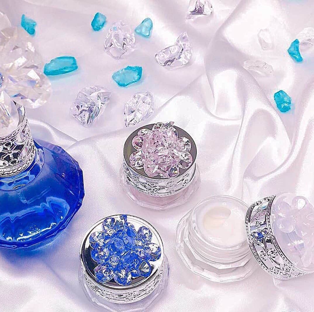 JILL STUART Beauty HKさんのインスタグラム写真 - (JILL STUART Beauty HKInstagram)「💄美妝推介・換購優惠 JILL STUART Beauty Crystal Bloom Gel Perfume Selection（Crystal Bloom/Crystal Bloom Snow/Crystal Bloom Moonlight Magic） (現貨) 換購價: $100/ 單買: $130 (原價: $160) ﹋﹋﹋﹋﹋﹋﹋﹋﹋﹋﹋﹋﹋﹋﹋﹋﹋﹋ ✿華やかなときめきを✿ 擁有果凍般清爽質地的香水啫喱 塗抹於手腕、耳後等部位 散發出濃郁香氣 更可塗於鎖骨前胸等部位 令肌膚增添幾分閃亮光澤 ★粉紅色Crystal Bloom 彷彿一束綻放的花朵 清新迷人的香氣久久徜徉在心間 ★白色 Crystal Bloom Snow 宛若被雪花覆蓋的鮮花 洋溢著優雅純淨的芬芳 讓人心神澄澈 ★藍色 Crystal Bloom Moonlight Magic 月光下閃著微光的輕盈雪花 輕柔溫暖的香氣將夢幻瞬間定格  #櫻花妹穿搭 #闊腳褲 #連身裙 #lace衫 #日系服飾代購 #日服 #日本原單 #日本直送 #日牌 #日本連線 #日本藥妝 #日系攝影 #日系 #日本衫 #日系服飾 #櫻花妹 #jillstuartbeauty代購 #jillstuart代購 #shiseido代購  #夏裝 #日系美妝代購 #日系美妝 #日系女裝 #日本 #返工衫 #女裝 #日本藥妝代購」6月24日 20時27分 - bettermedical.hk