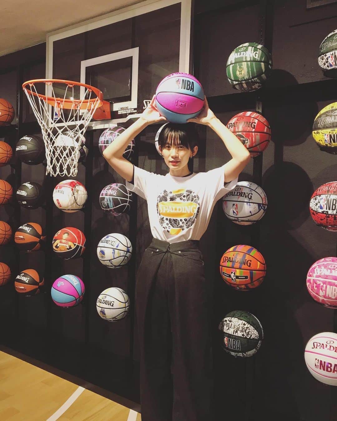 平山奈美のインスタグラム：「@spalding_japan  お邪魔しました🏀 バレーウェアもあるんだよ知ってた😎？ わたしが着てるトップスがまさに🏐 かわいい🍍 .  #スポルディング #展示会 #バスケ #バレー #バレーボール #スポーツ #スポーツ女子 #バレー部 #スポーティー #スポーツウェア #トレーニング女子 #私服 #コーデ #ママ #男の子ママ #ショートカット」