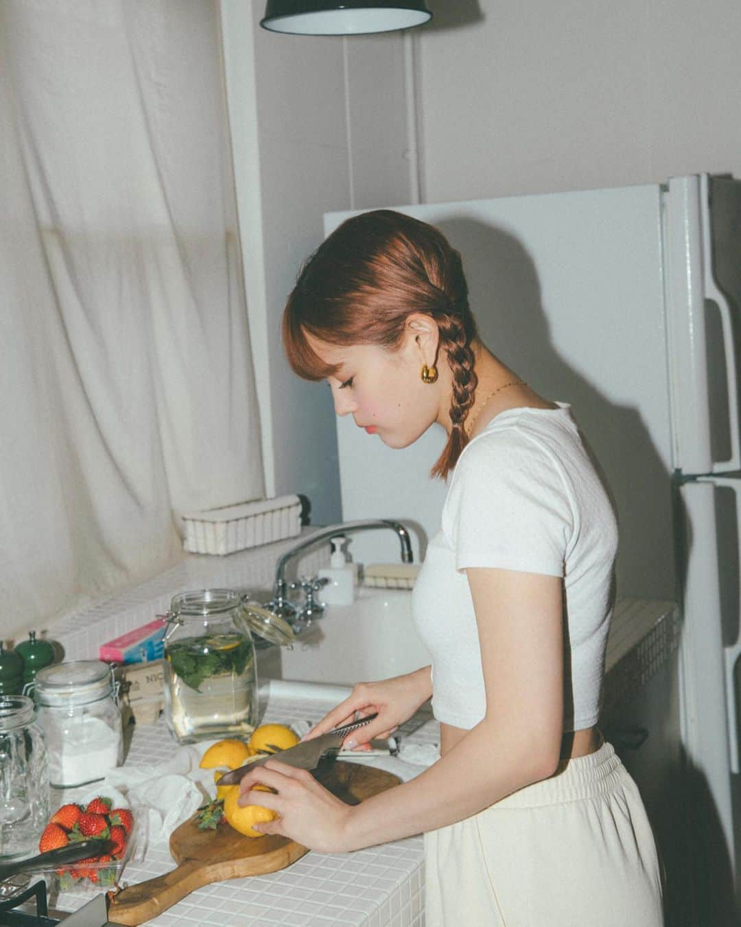 emmaさんのインスタグラム写真 - (emmaInstagram)「🍋🍍🍇🥬emmAddiction🥬🍇🍍🍋 今月号は「料理🍴」 for @vivi_mag_official  Photographer : @tokyojorkphotogram  Stylist : @raikatanakakana  Hair&Make : @rei_fukuoka Edit : @urarinurarin」6月24日 20時23分 - okss2121