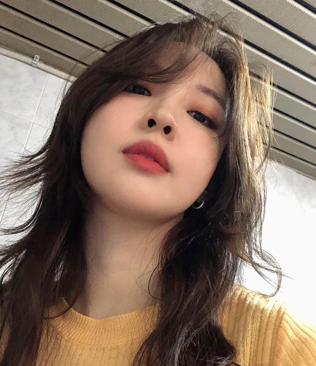 チョン・ジユンのインスタグラム：「콧구멍 근황 빗길조심🤙」