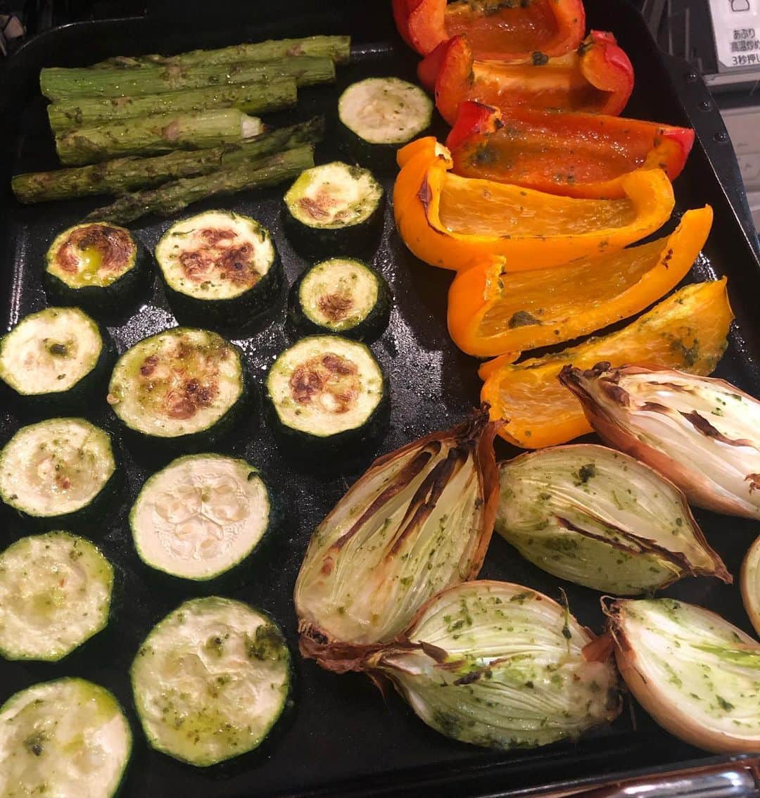 雨宮朋絵さんのインスタグラム写真 - (雨宮朋絵Instagram)「旬の野菜に自家製バジルペーストと塩をまぶしてグリルするだけ。 野菜がぐっと甘くなります。  #焼き野菜  #おうちごはん  #ハンバーグのつけあわせ」6月24日 20時35分 - amemiyatomoe