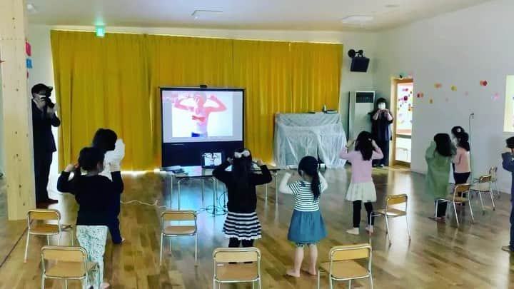 ひょっこりはんのインスタグラム：「先日、秋田県湯沢市の各保育園の子ども達にひょこりはんTシャツ約500枚寄贈させてもらいました！それを新聞社さんが取り上げてくれたよ。喜んでくれてるといいな！みんな、穴があくほど着てね！  寄贈に至った経緯としては、ひょこりはんTシャツを作ってくれている印刷会社さんが秋田県湯沢市にあって、そこでは緊急事態宣言が出ても色んな事情で休むことができない保育園、そしてそこに通う子どもたちがたくさんいると聞いたのがきっかけ。そこで印刷会社さんと協力して何かしたいと色々考えた結果、幼稚園以外でお家で楽しめるようひょっこりはんのどっちっち体操の絵柄を描いたTシャツを子どもたちに送ることにしました！(どっちっち体操わからない人は、過去の投稿見てみてね！) 本当は直接渡しに行きたかったけど、絶賛ステイホーム中っていうのもあり、園児達とzoomを通してみんなとオンラインどっちっち体操やろうってなったんだけど、この形がすごい楽しいことを発見！！ これを形にできたら、自粛期間とか関係なくいろんな幼稚園、保育園回れるじゃん！って思ってワクワクしちゃってるよ！  是非これを形にしたいので、もしこの投稿見た保育園、幼稚園に勤めている方いたら、保育園幼稚園の現状やどんな条件だったら呼んでみたいとか、ひょっこりはんって呼べるのっていう疑問だったり、何でもいいのでご意見があれば是非教えて下さい！！ あと、ひょこTショップにも新しくどっちっち体操Tシャツの情報掲載したので、みんな覗いてみてね！！ #秋田県 #湯沢市 #全国の幼稚園や保育園を回りたい #オンライン営業 #もっと気軽に会いに行けるしみんなも呼べるんじゃないかな #どんなに田舎であろうと #Wifiで繋がれば #実現するんじゃなかろうか #楽しそうに体操する子どもたちの笑顔みたら #そう思えたよ #一緒にTシャツ着て笑いながら体操 #最高じゃん #そんなことを思ふ今日この頃 #Tシャツのご協力 #ICHINOSAI さん」