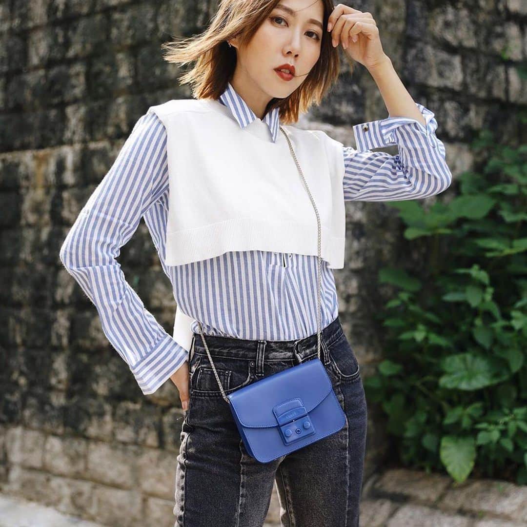 フルラのインスタグラム：「No matter what your look may be, choose this boxy electric blue Furla Metropolis with tone-on-tone details to be set for the summer days ahead.  #thefurlasociety #furlafeeling #newcollection #furla #accessories #fashion」